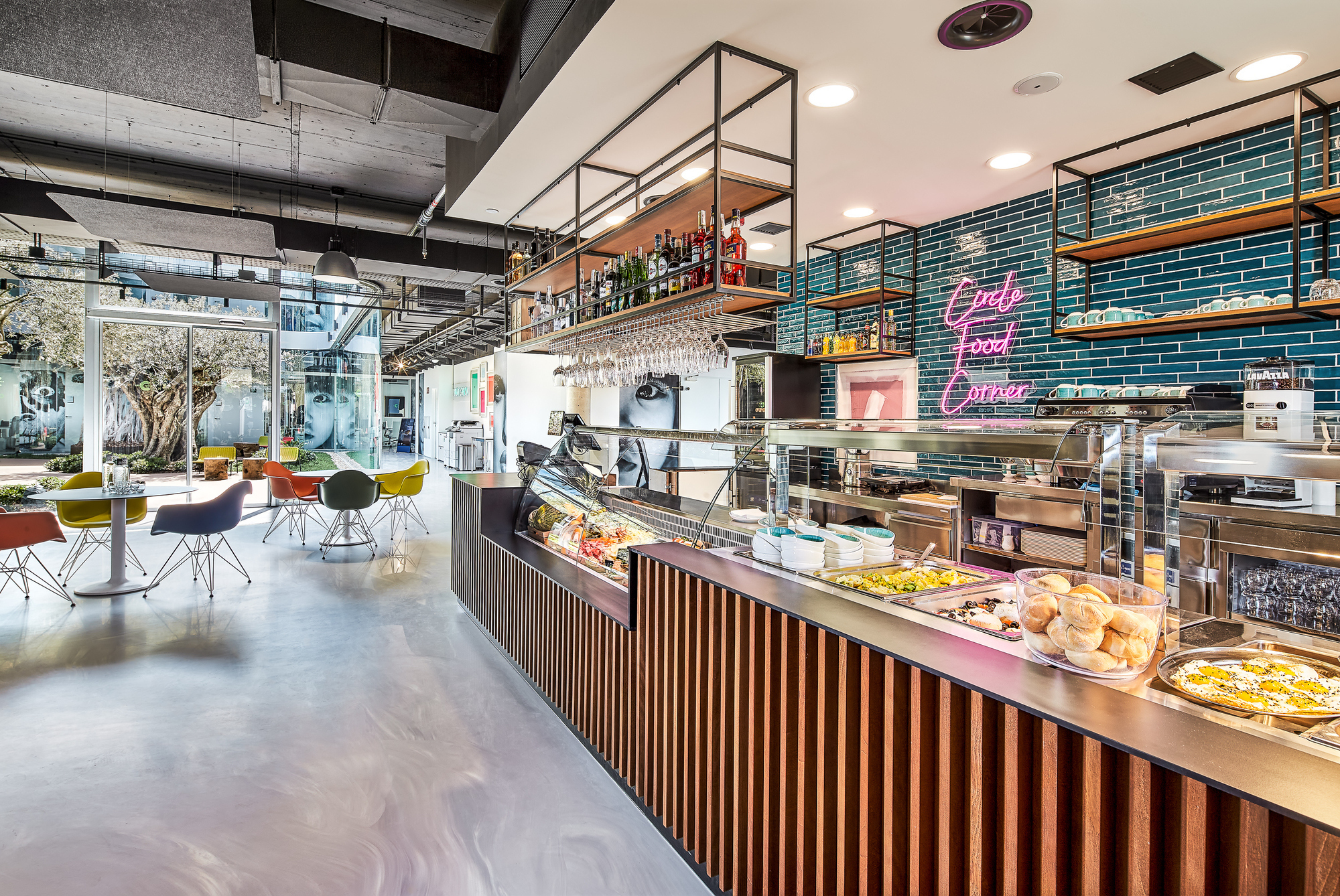 Gemeinschaftsflächen wie die Food Corner runden den Arbeitsalltag optimal ab. Foto: THE CIRCLE Mallorca / Domus Vivendi Group