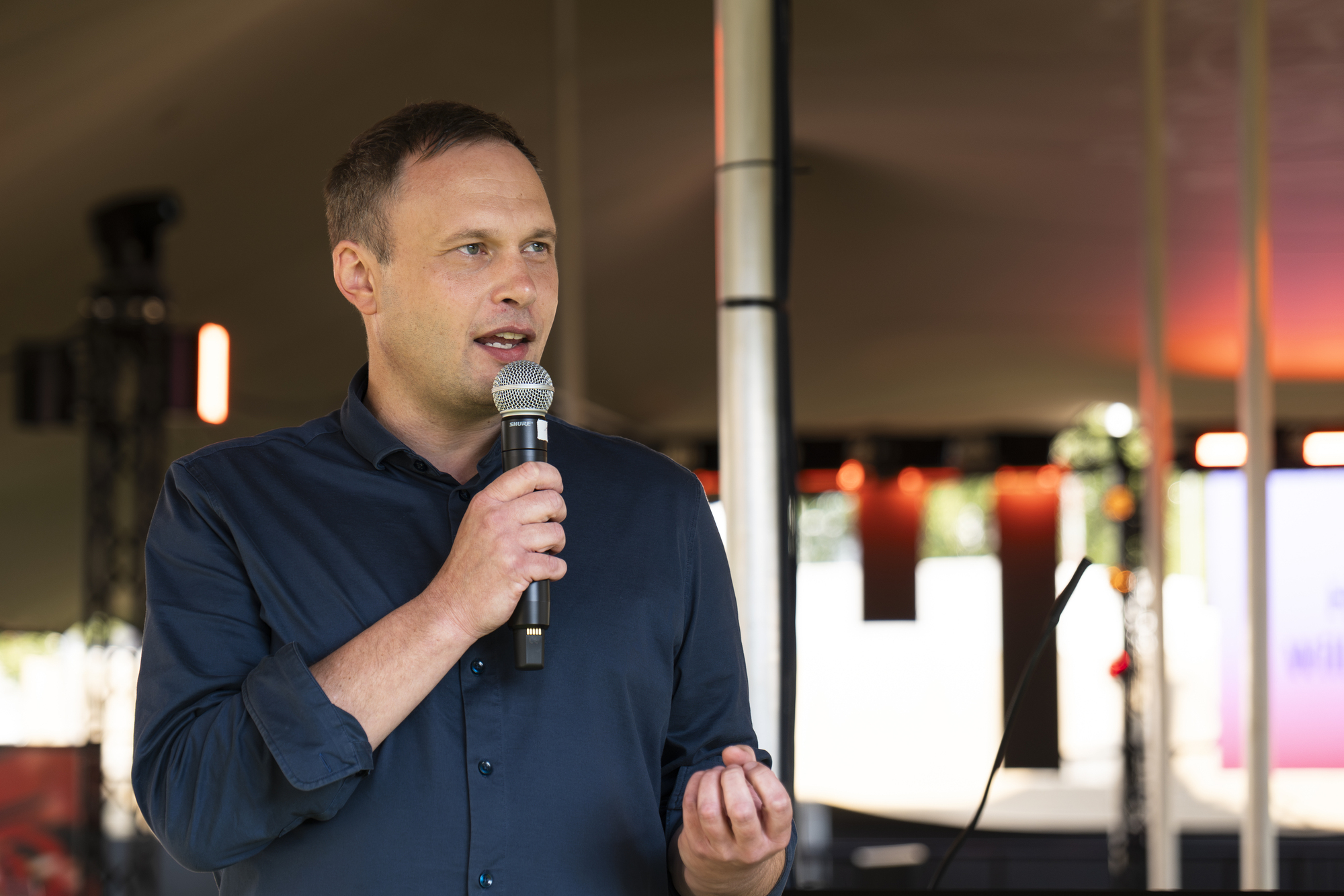 Raphael Brandmiller ist Spitzenkandidat der Generation Aux für die Kommunalwahl 2026 in Augsburg. Foto: Augsburger Lehmbaugruppe GmbH