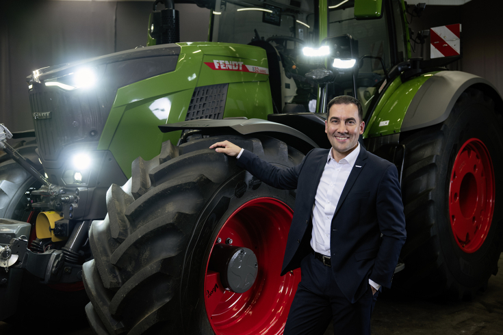 Dr. Josef Mayer, Vice President & Fendt Geschäftsführer Forschung & Entwicklung neben einem Traktor aus der Baureihe Fendt 800 V