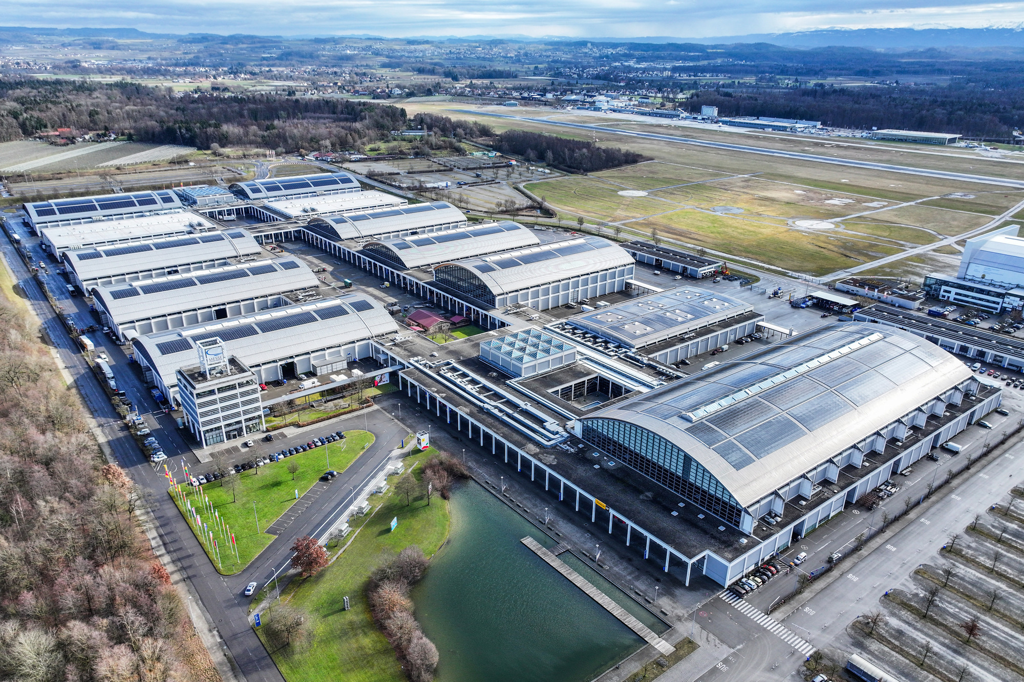Auf zehn der zwölf Dächer der Messe Friedrichshafen stehen jetzt PV-Anlagen. Foto: Messe Friedrichshafen
