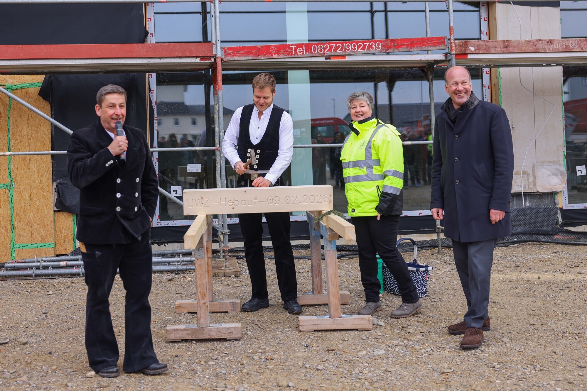 Grund zum Feiern gab es Anfang der Woche auf der Baustelle des neuen Umweltkompetenzzentrums in Langerringen, als Landrat Martin