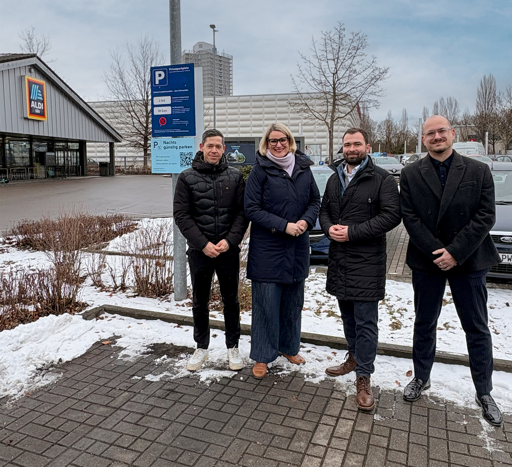 Von links: Christoph Cleesattel (Director Real Estate Aldi Süd), Eva Weber (Oberbürgermeisterin der Stadt Augsburg), Sebastian Pyschik (Key Account Manager Retail bei Wemolo) und Peter Nemec (Senior Customer Success Manager bei Wemolo). Foto: Wemolo