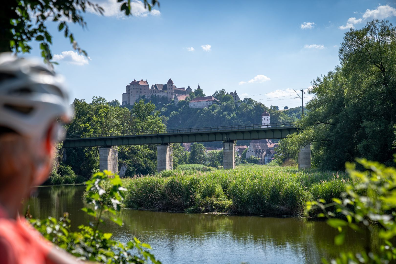 Sehenswürdigkeiten wie das Schloss Harburg ziehen vor allem viele Radfahrende ins Ferienland Donau-Ries.
