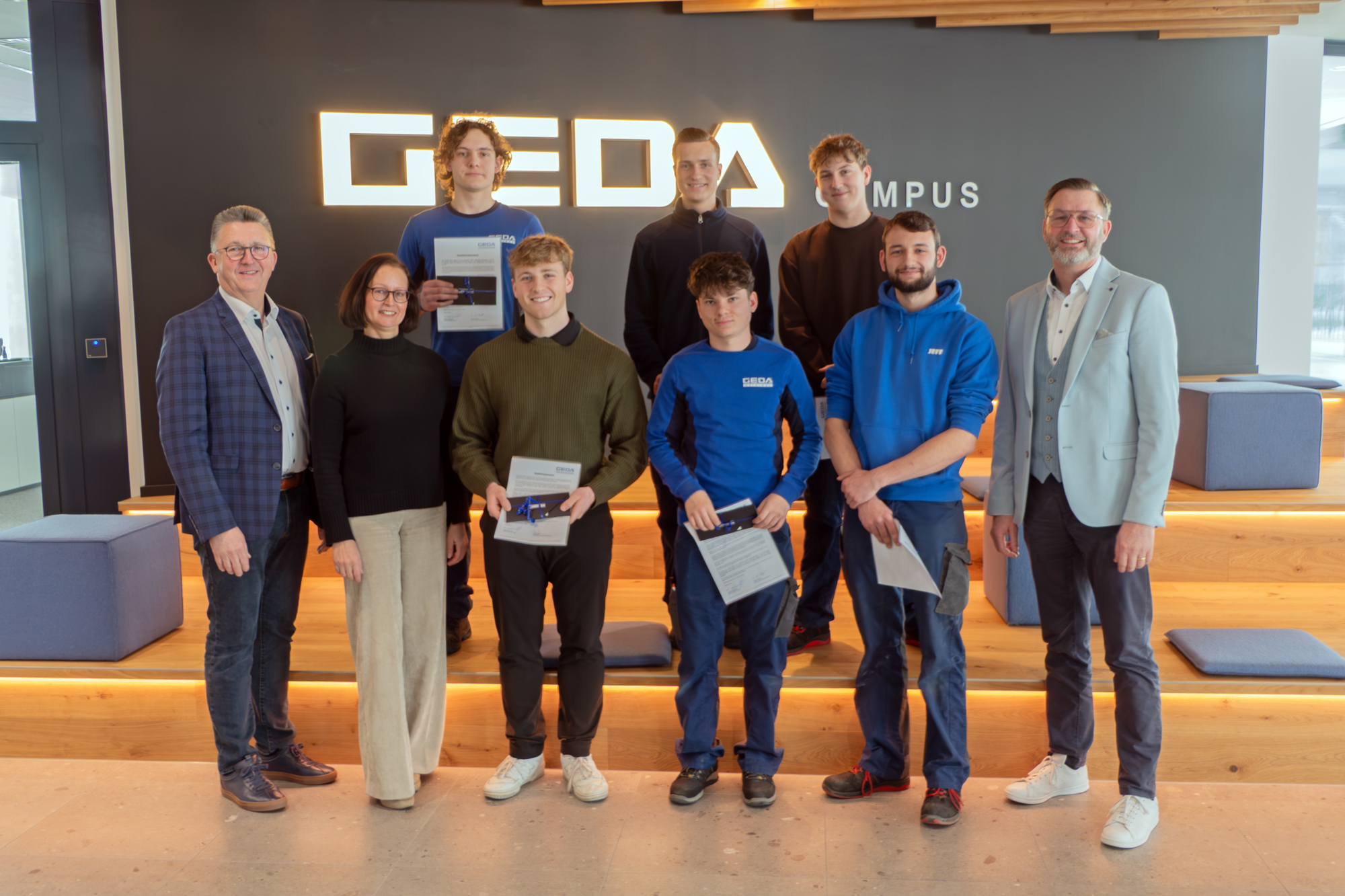 In der erste Reihe v.l.n.r.: Johann Sailer (Geschäftsführender Gesellschafter), Sigrid Sailer (Geschäftsführung), Jonas Binder (