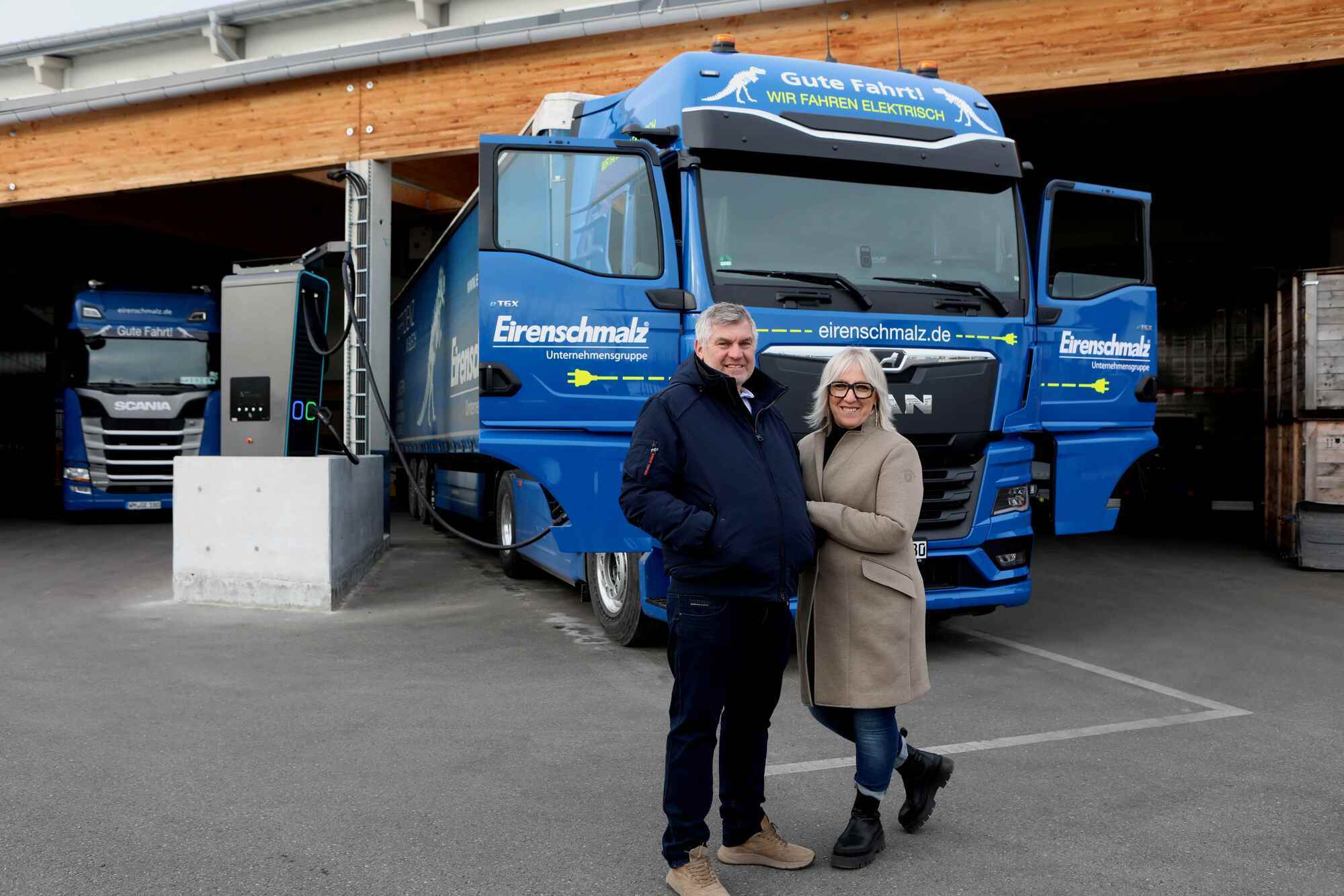 Anton und Alexandra Eirenschmalz vor dem neuen MAN eTGX. Foto: Eirenschmalz / Hans-Helmut Herold