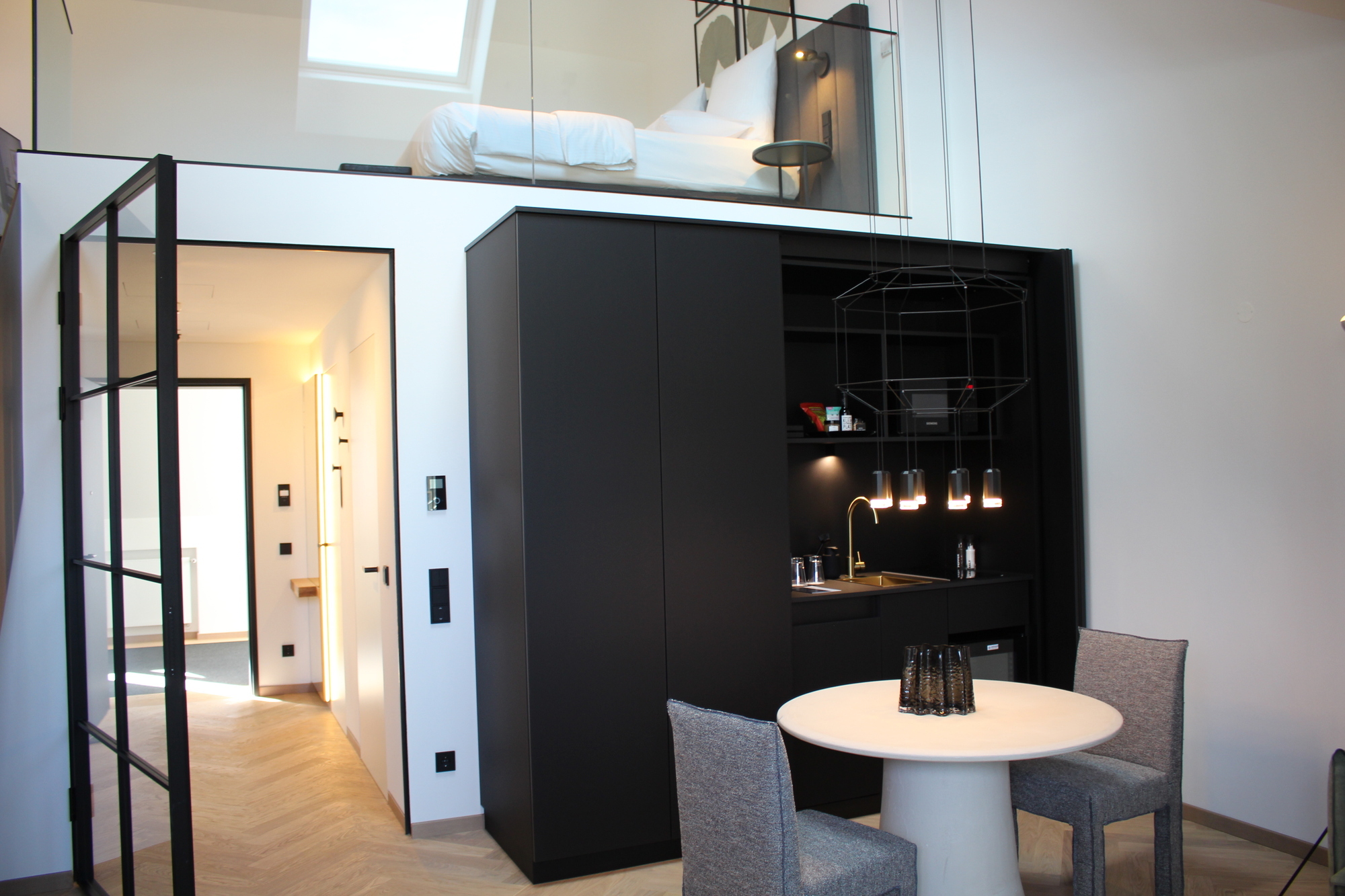 Oberhalb des Wohnbereichs liegt das offene Schlafzimmer.