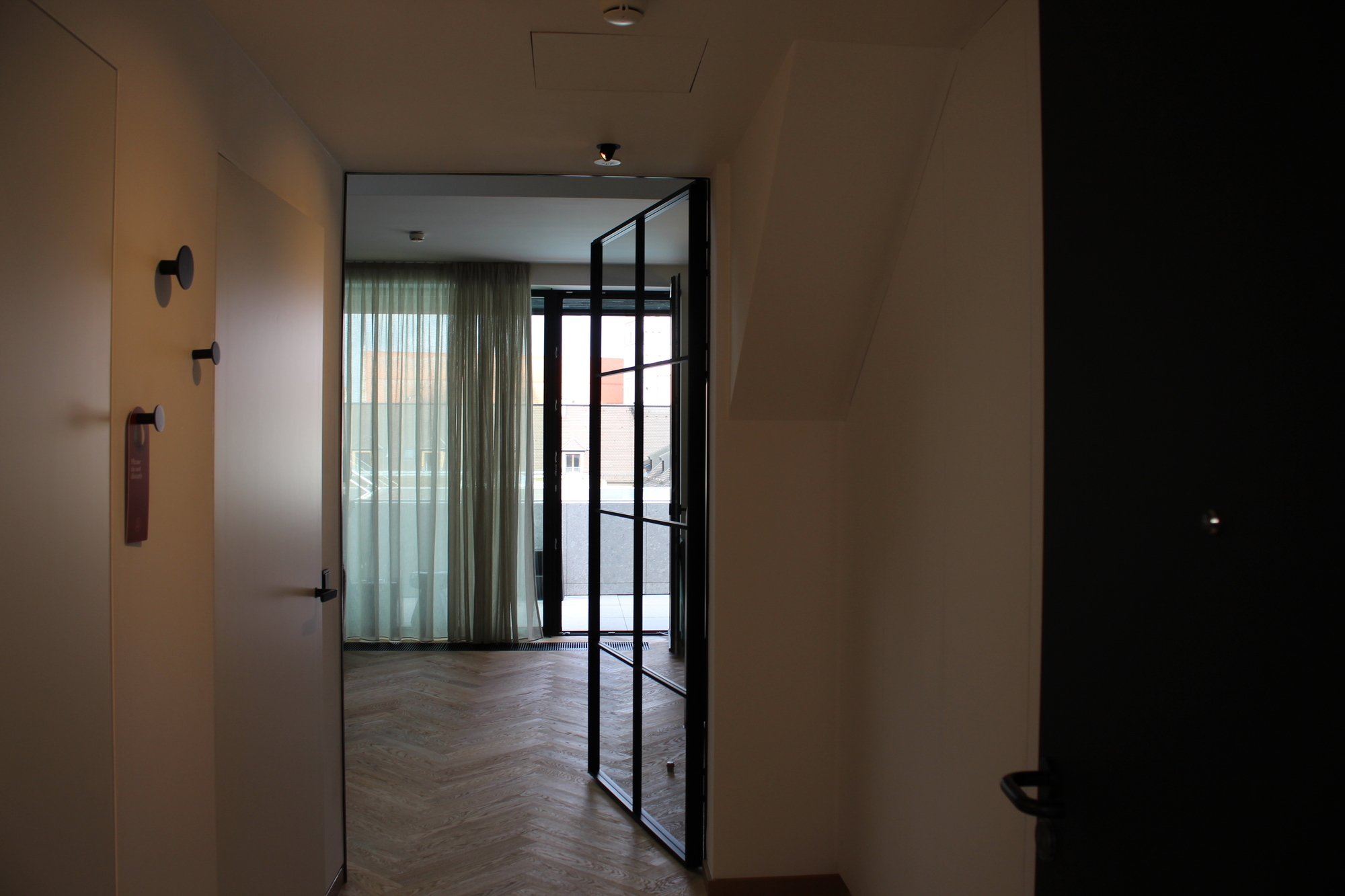 Blick vom Eingang der Suite zur Dachterrasse.