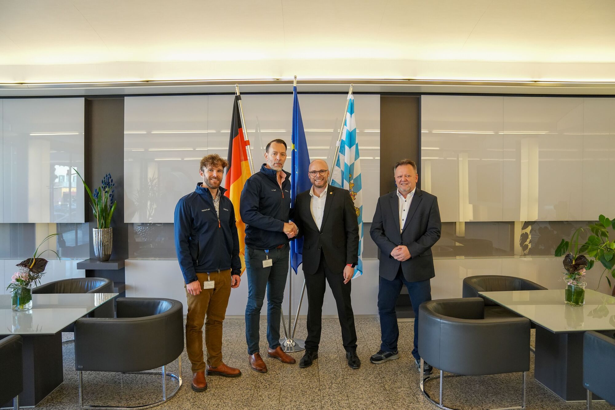 Der bayerische Digitalminister Dr. Fabian Mehring  war zu Besuch bei Renk: (von links) Raphael Leibl (Head of Innovation der Renk Group AG), Dr. Alexander Sagel (Vorstandsvorsitzender der Renk Group AG) und Klaus Refle (Betriebsratsvorsitzender der Renk GmbH). Foto: StMD