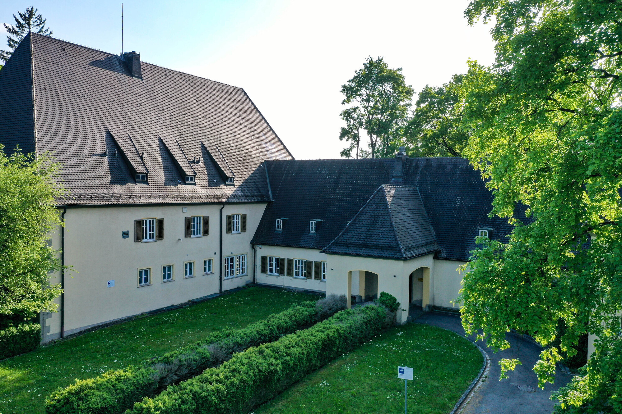 Das denkmalgeschützte Offizierscasino im Sheridan-Park mit seiner repräsentativen Architektur und dem markanten Eingangsbereich. Foto: Isabell Angele