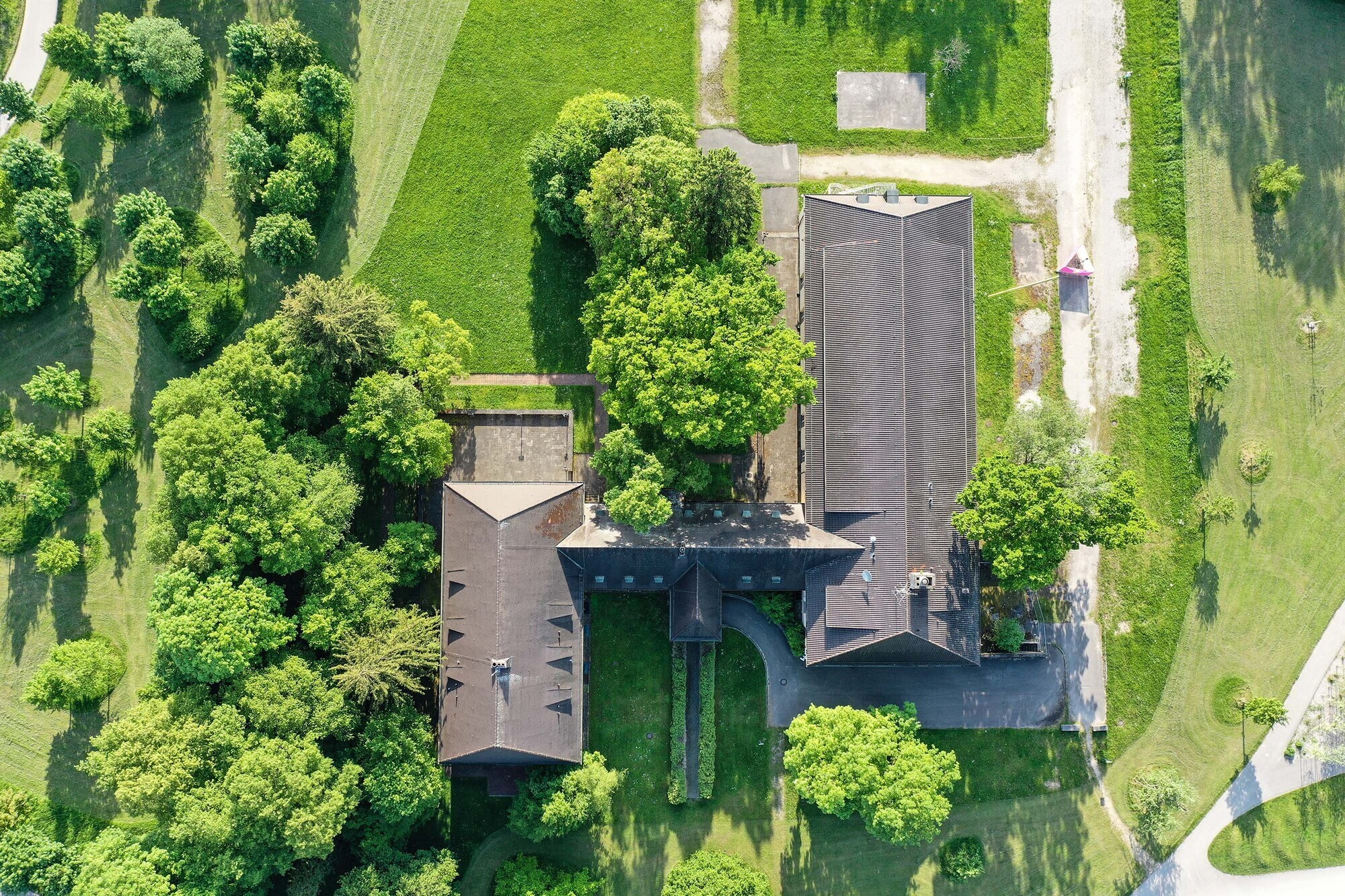 Das Bestandsgebäude gliedert sich in zwei Baukörper: das ehemalige Offizierscasino (Baujahr 1937/1938; links im Bild) und den Casino-Anbau bzw. Festsaal (ab 1952, rechts im Bild). Foto: Isabell Angele