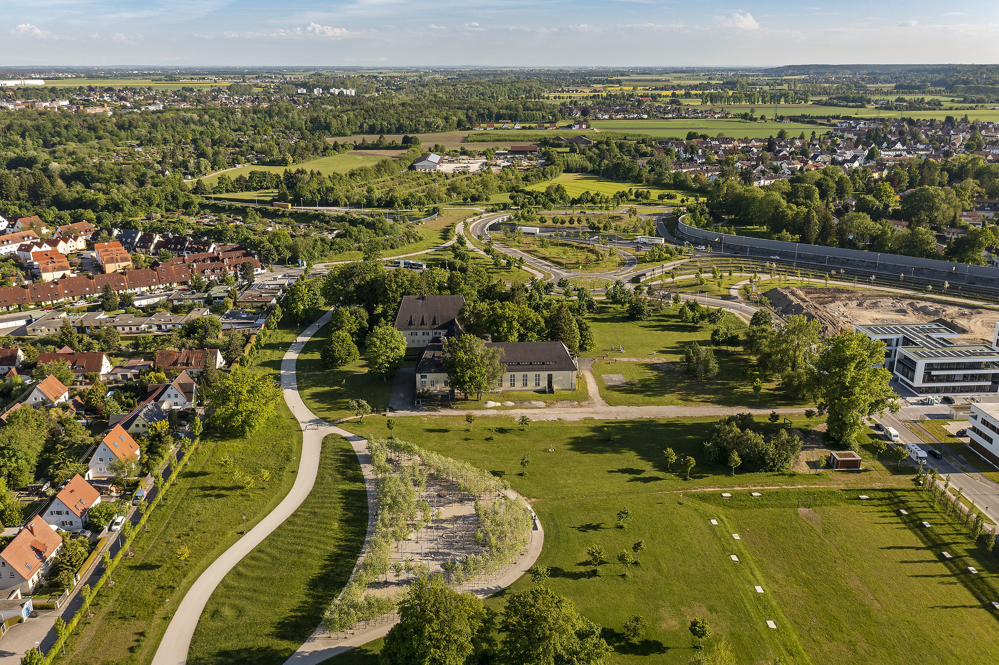 Das ehemalige Offizierscasino im Süden des Sheridan-Parks Augsburg bildet das Herzstück eines rund 11.000 Quadratmeter großen Projektgrundstücks. Foto: Eckhart Matthäus