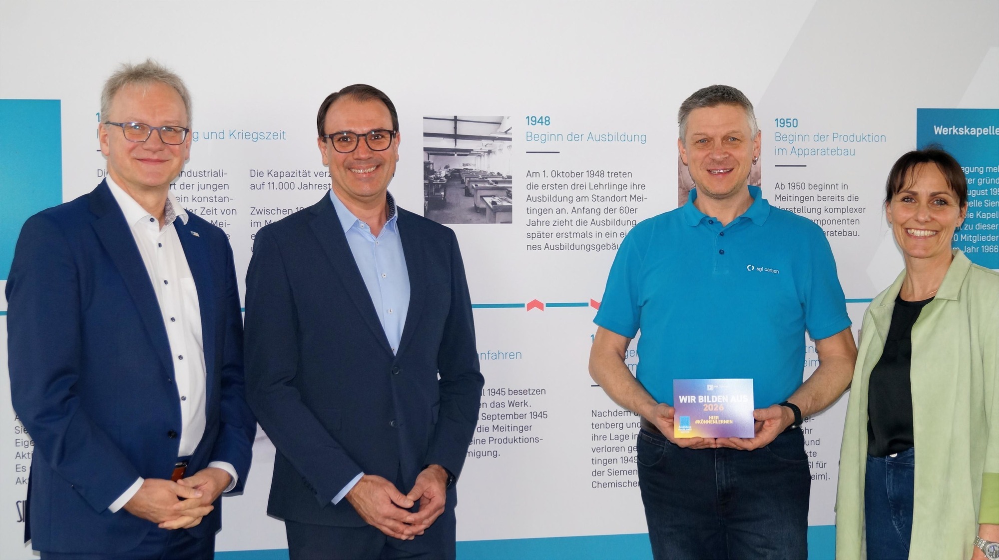 (v.l.n.r:) Jens Walter (IHK-Regionalgeschäftsführer), Alexander Miehling (SGL-Geschäftsführer), Ulrich Spiegel (Ausbildungsleiter) und Bettina Schmid (HR Manager) bei der Übergabe des IHK-Ausbildungssignets. Foto: SGL Carbon.