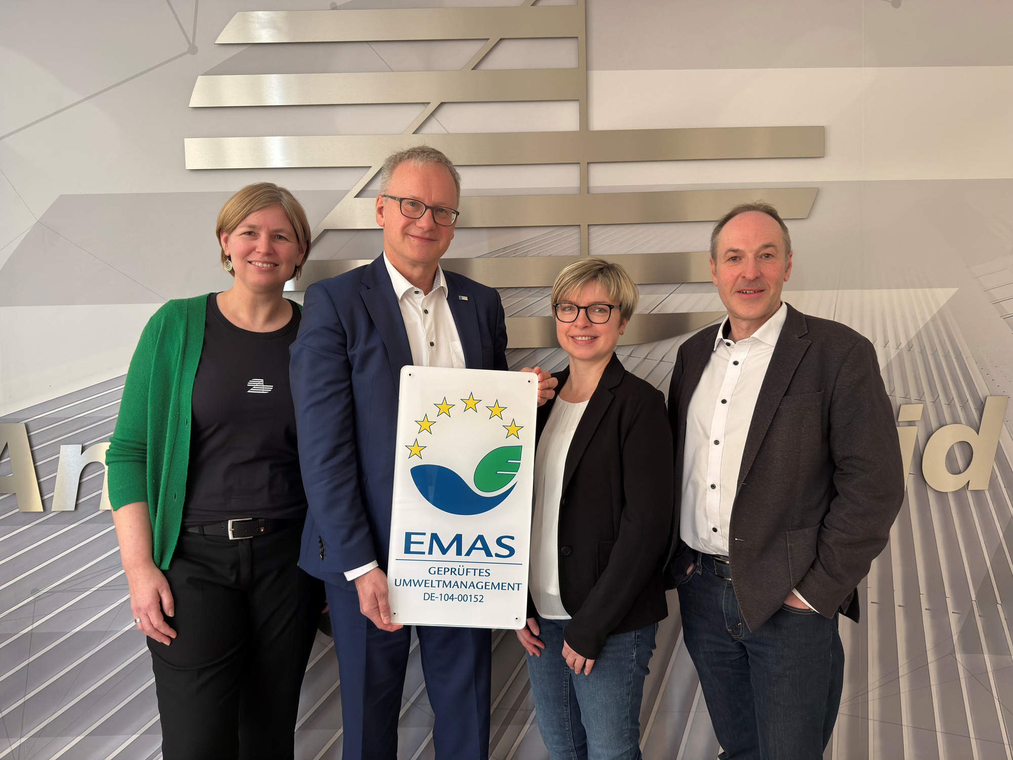 Jens Walter (m.l.), Regionalgeschäftsführer der IHK Schwaben, überreicht die Urkunde an Andrea Bobinger (m.r.), Projektleiterin für die EMAS-Zertifizierung, Dr. Claudia Ambrosy (CFO) (a.l.) und Rüdiger Kast (Kaufmännische Leitung) von der Andreas Schmid Group (a.r.). Foto: Andreas Schmid Group