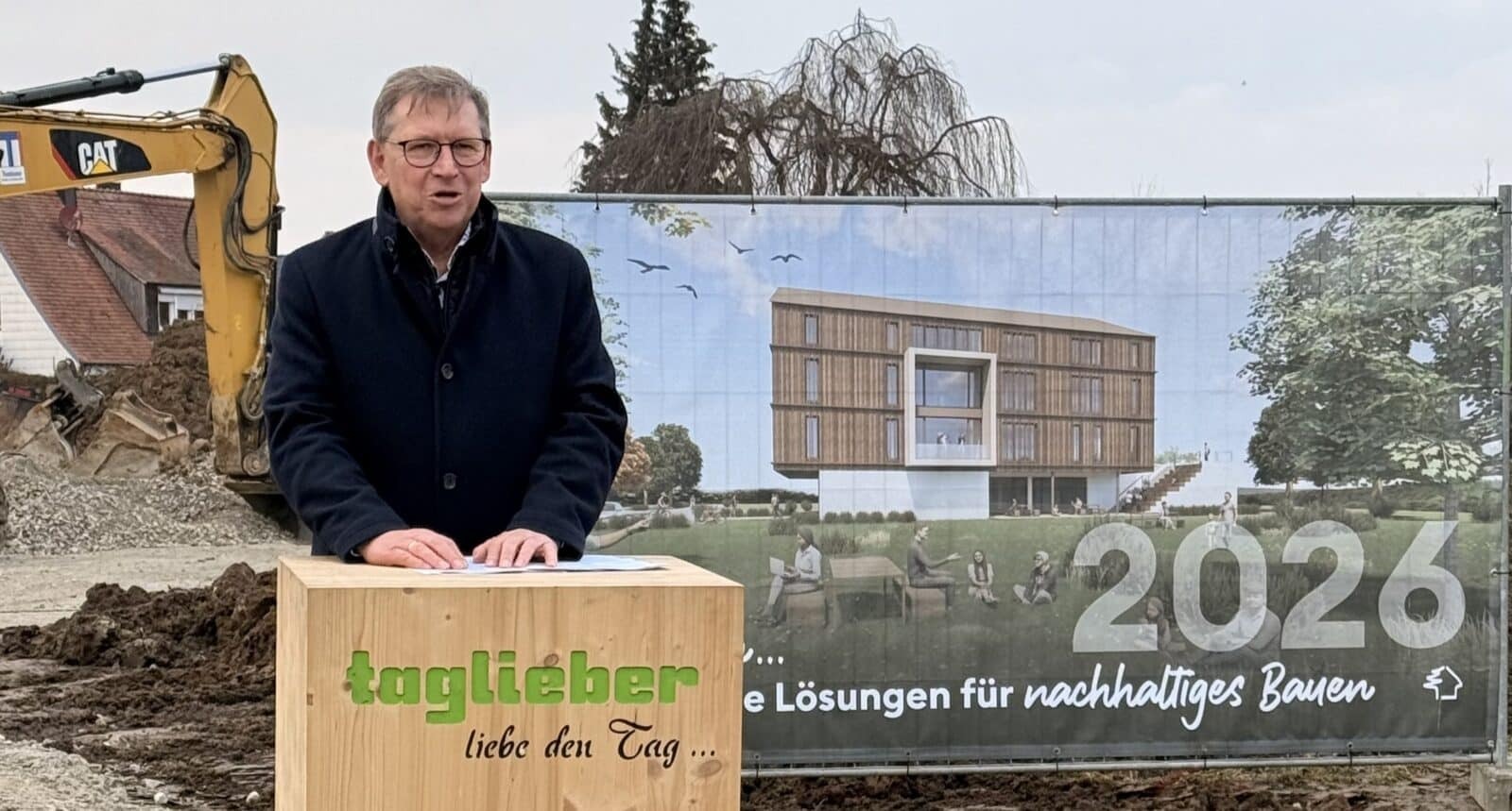 Landrat Stefan Rößle beim Spatenstich von Taglieber Holzbau für die „Taglieber HolzWelt“. Foto: Taglieber Holzbau GmbH