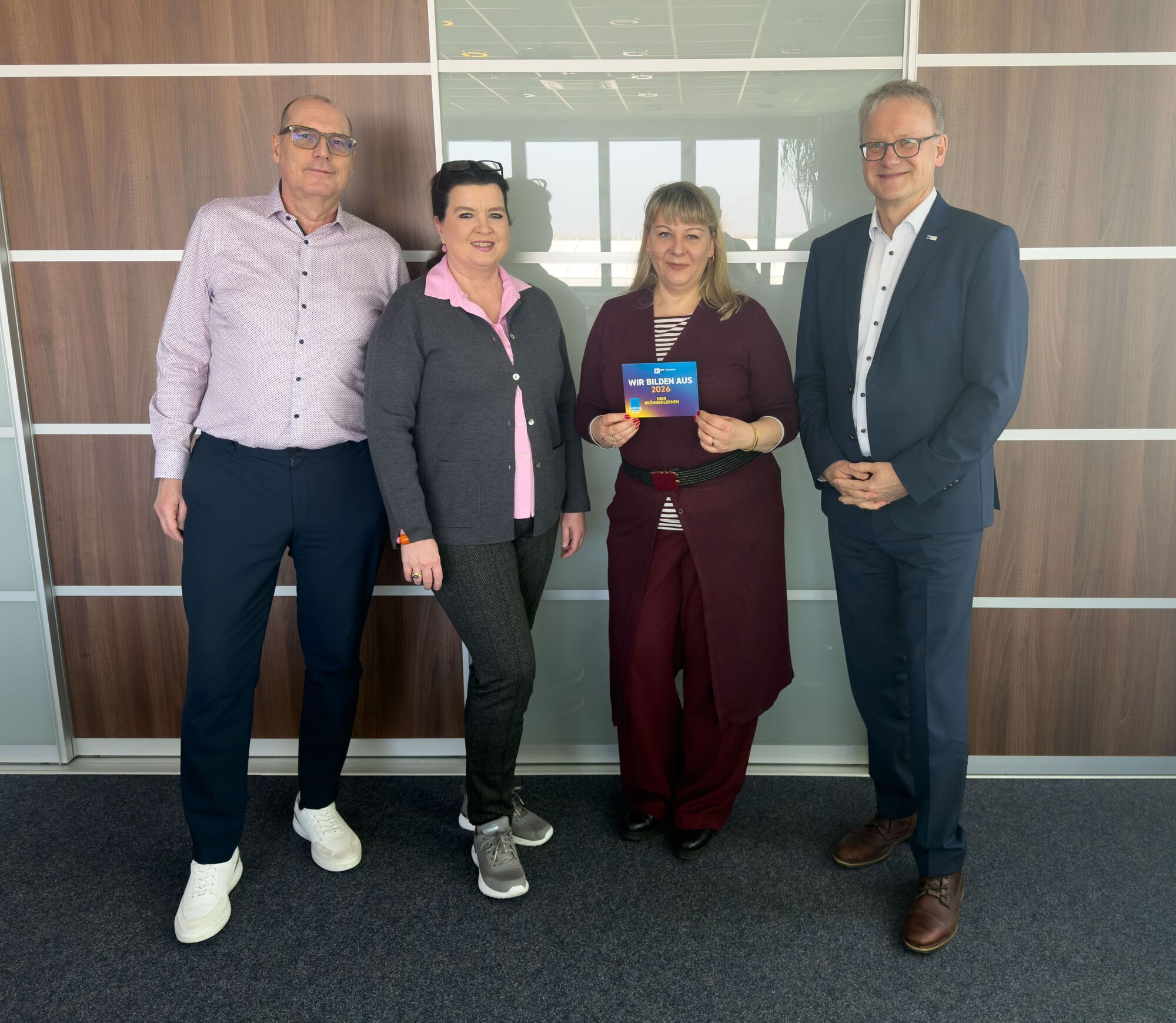 (v.l.n.r.): Christoph Kimmich (Niederlassungsleiter), Heidrun Miller (HR Manager),Nicole Schurig (Consultant HR Education) und Jens Walter (IHK-Regionalgeschäftsführer)bei der Übergabe des IHK-Ausbildungssignets. Foto: DACHSER SE