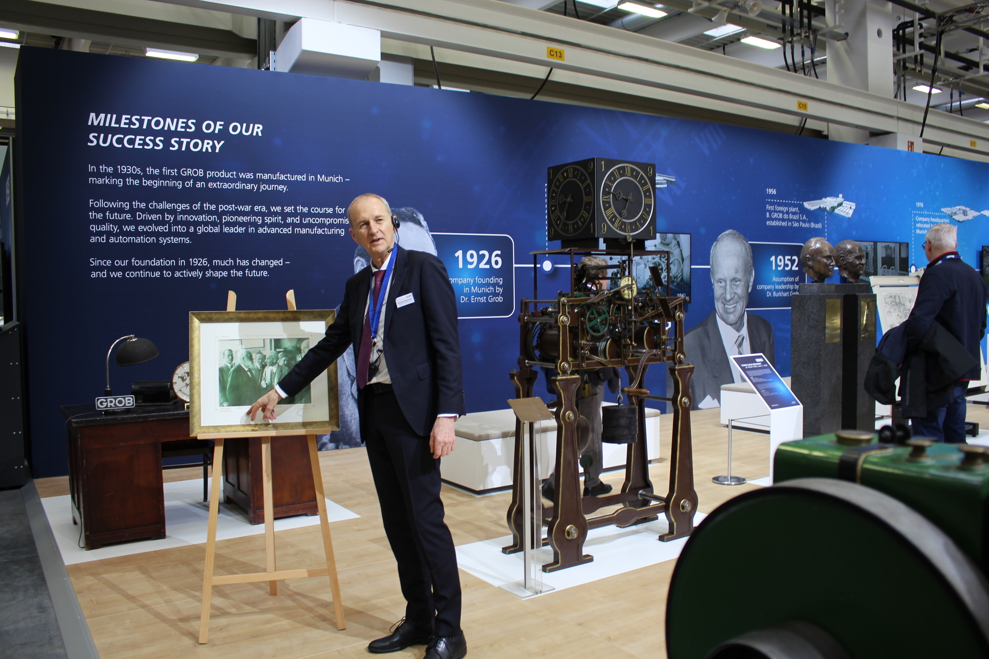 Auf der Hausmesse präsentiert Grob auch seine hundertjährige Geschichte. CEO German Wankmiller gibt einen Einblick in die Gründungszeit 1926.