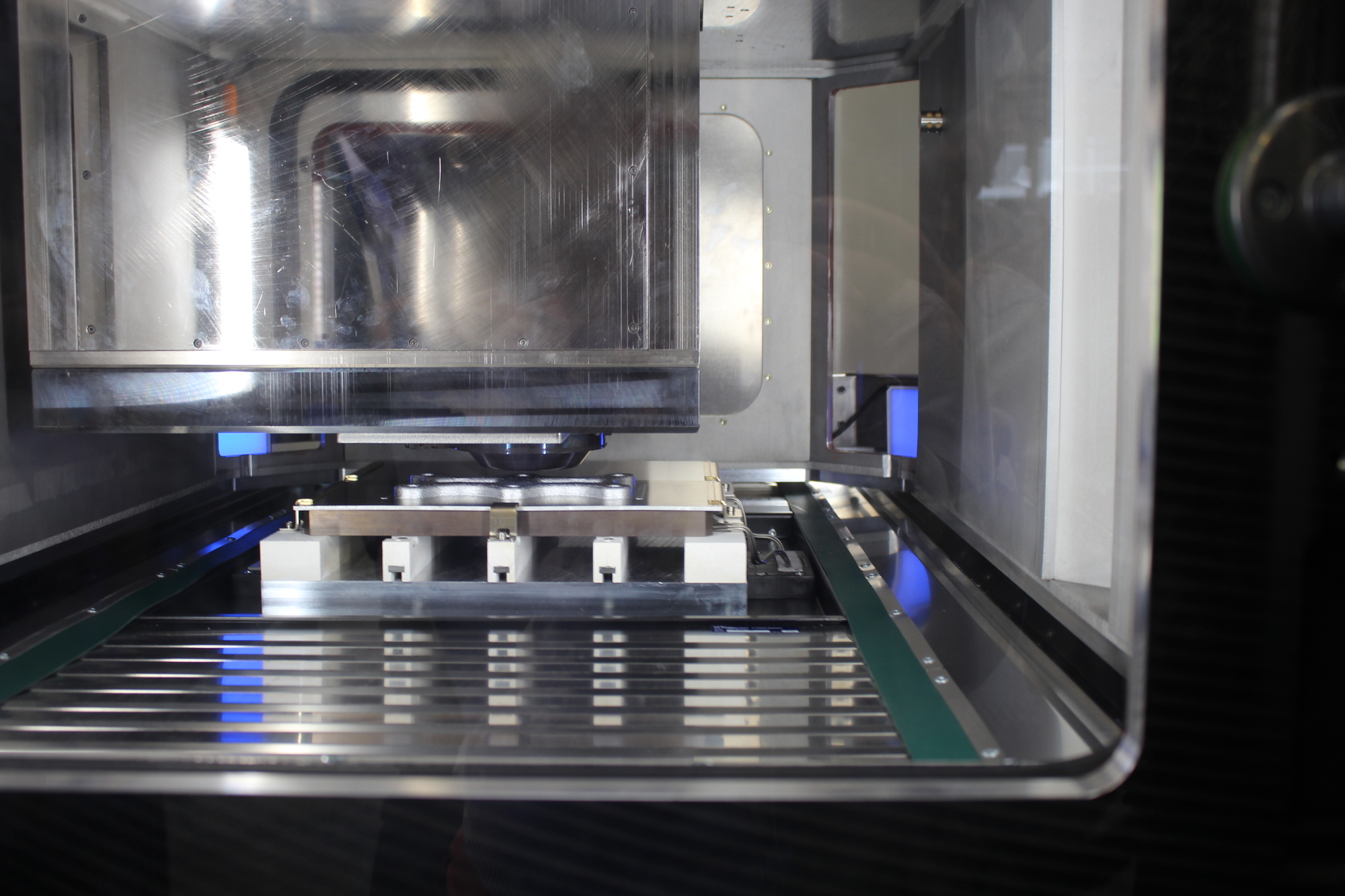 Grob baut Anlagen, die Teile aus flüssigem Aluminium drucken können. Das ist laut Wankmiller für die Rüstungsindustrie interessant, da diese weniger Bauteile als die Autoindustrie benötigt. Doch auch der Flugzeugbau profitiert. Denn dieser braucht leichte Bauteile.