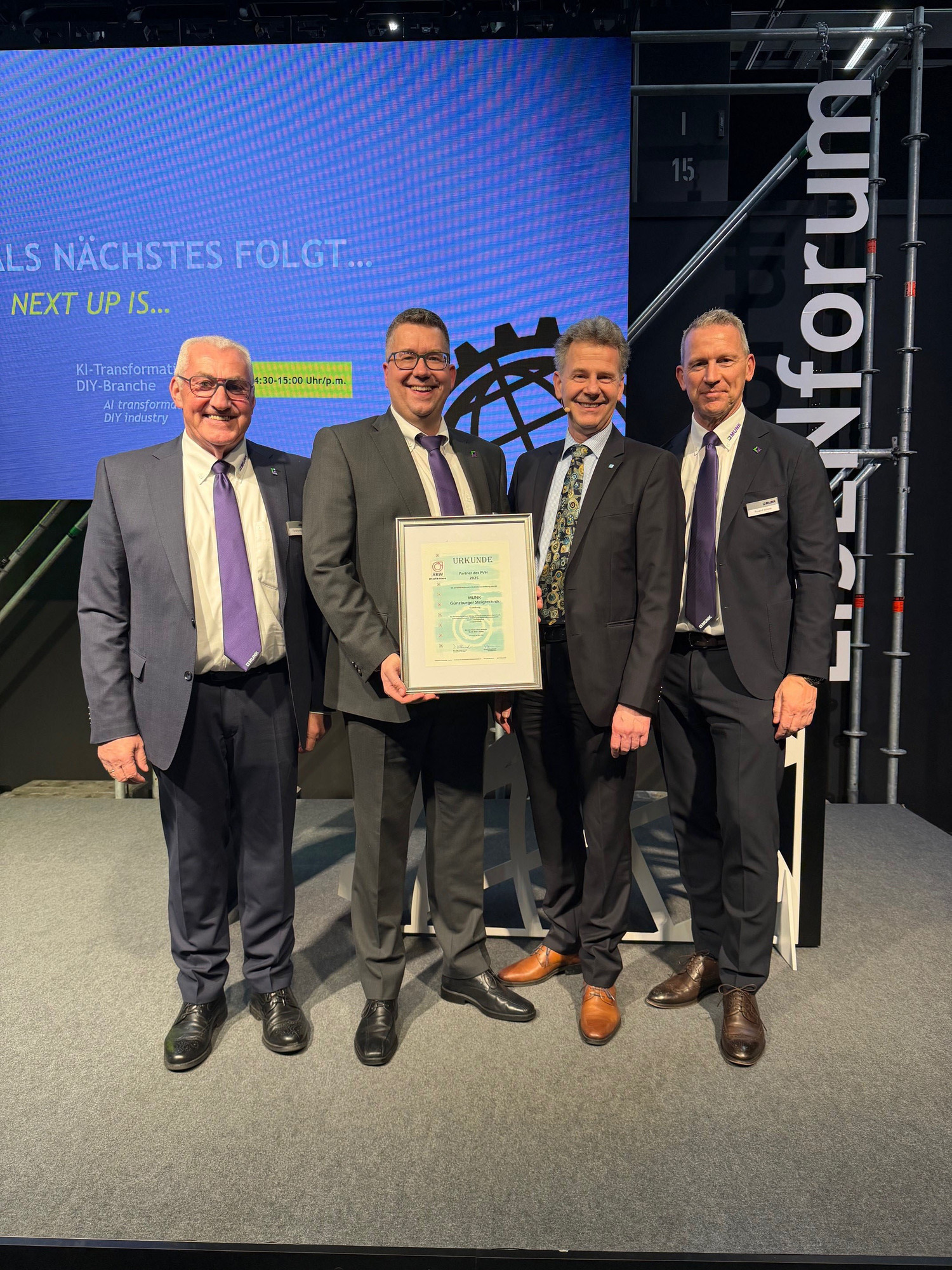 Die Munk Günzburger Steigtechnik belegt erneut den ersten Platz bei der PVH-Wahl im Sortimentsbereich Betriebsausstattung. (v.l.n.r.:) Ferdinand Munk und Alexander Werdich (beide Geschäftsführer und Inhaber der Munk Group), Thomas Dammann, Hauptgeschäftsführer des ZHH, und Roland Wilcke, Prokurist und Vertriebsleiter der Munk Group. Foto: Ruth Munk/Munk Group