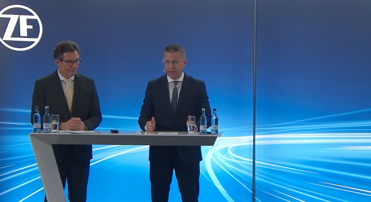CFO Michael Frick (l.) und CEO Mathias Miedreich (r.) präsentieren die Bilanz von ZF Friedrichshafen für das Jahr 2025. Foto: Screenshot/ B4B
