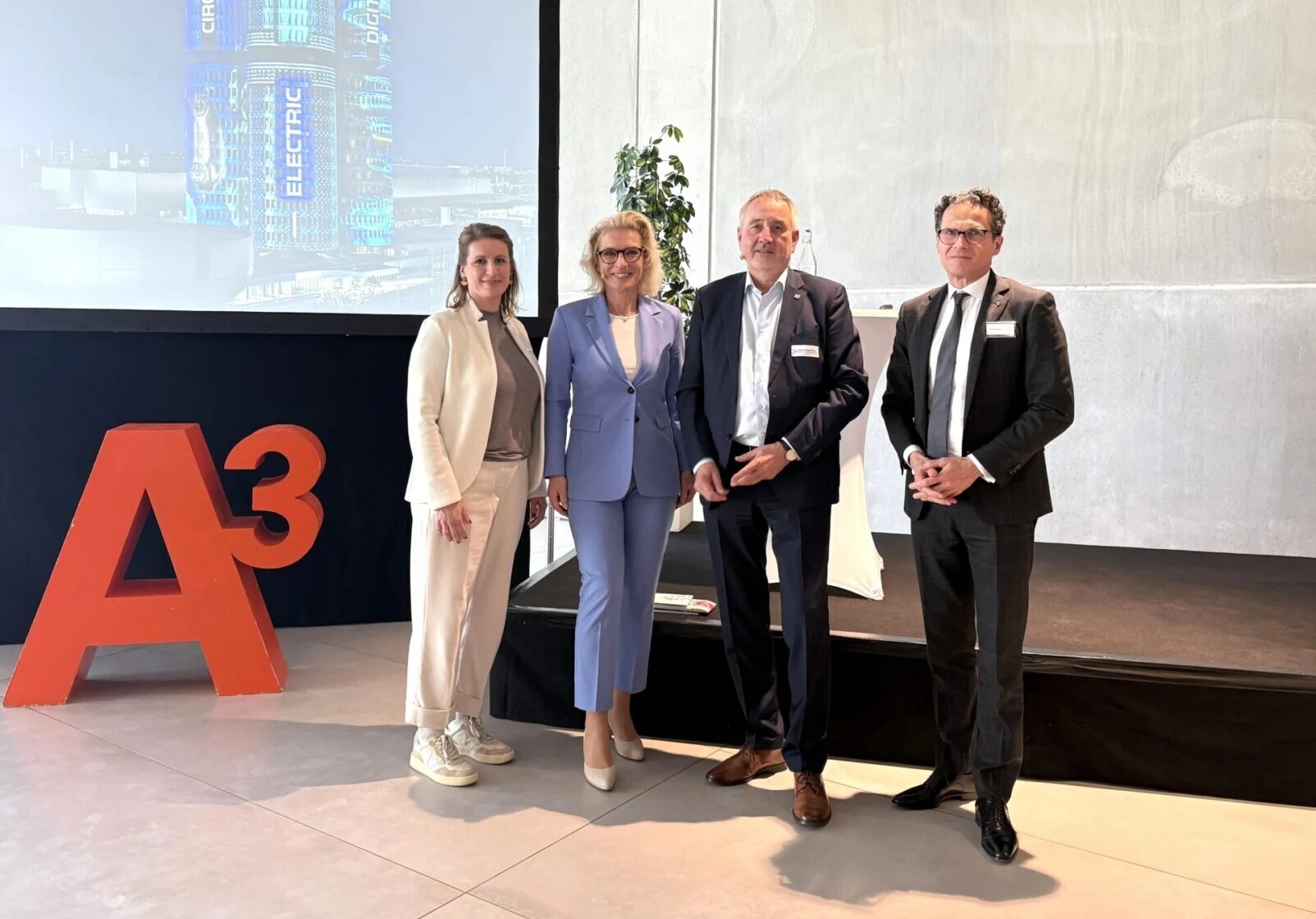 Von links: Lydia Keller von der Regio Augsburg Wirtschaft GmbH, Kerstin Meerwaldt von der BMW Group, Moderator Thomas Nieborowsky und Reisacher-Geschäftsführer und Gastgeber Peter Reisacher. Foto: Regio Augsburg Wirtschaft GmbH