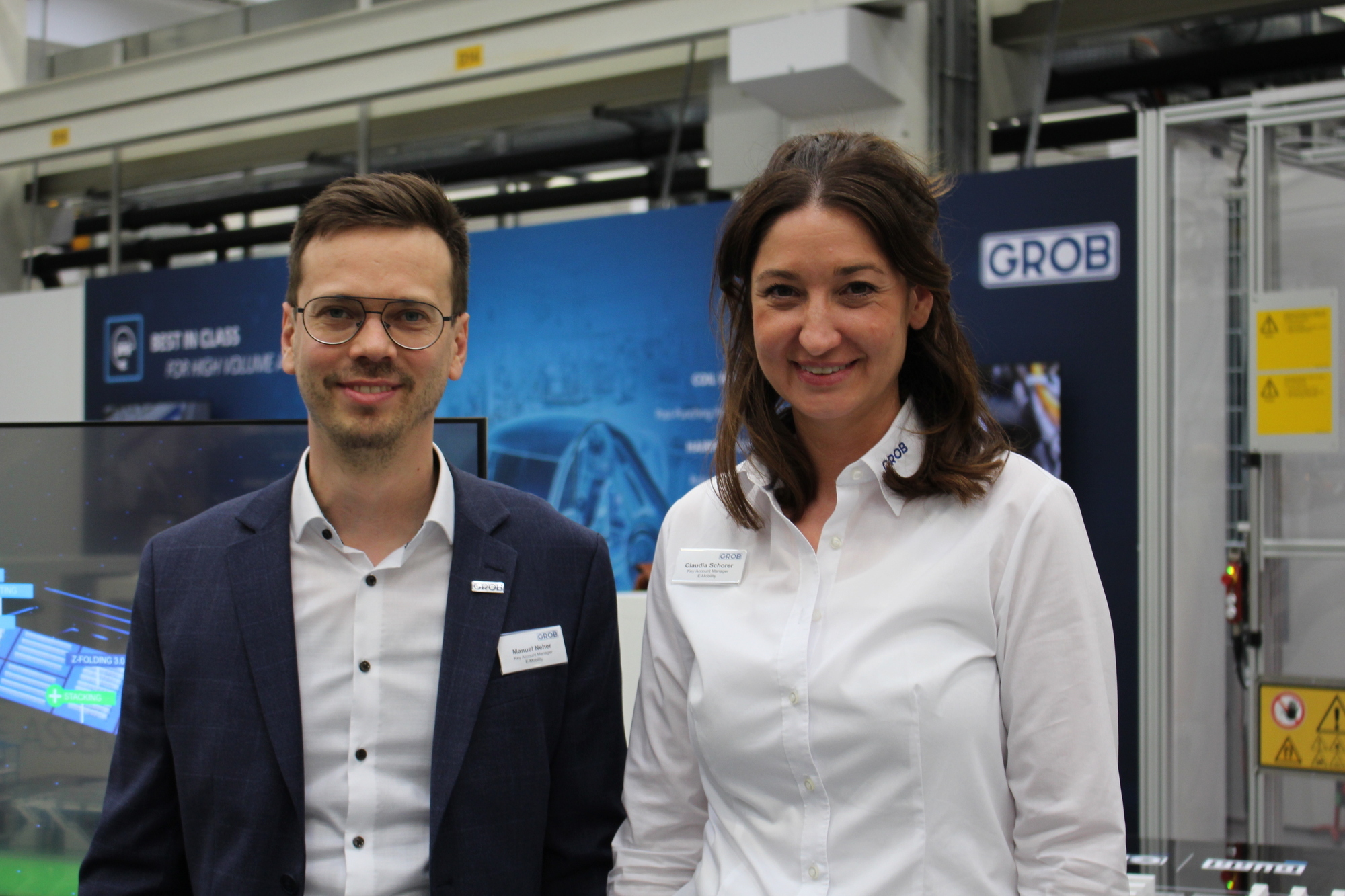 Manuel Neher und Claudia Schorer, Key-Account Manager E-Mobilität bei Grob-Werke in Mindelheim. Der Autozulieferer findet neue Branchen, die die schwächelnde Autoindustrie abfangen. Foto: B4B/ Katharina Seeburger