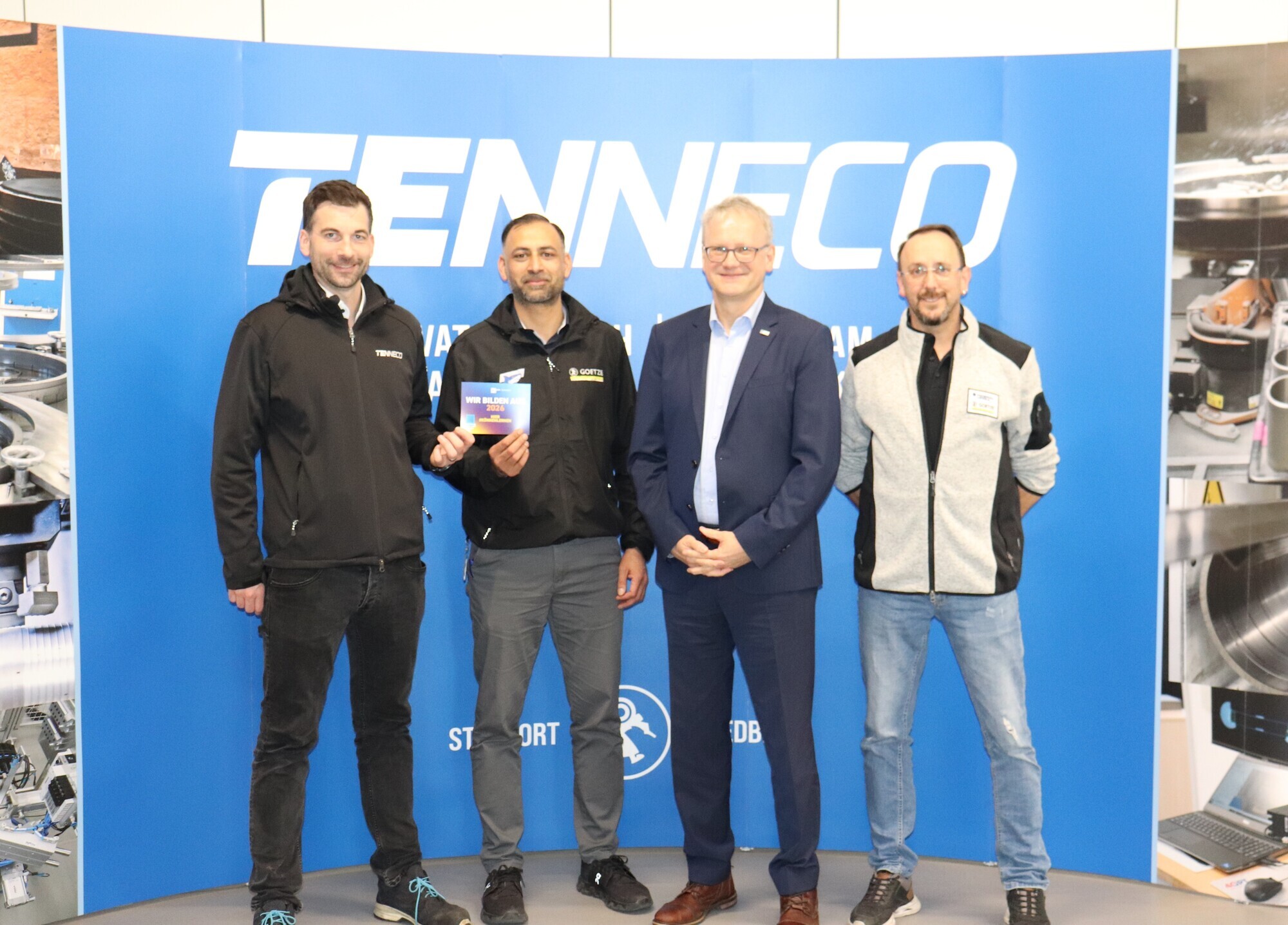 (v.l.n.r:) Tobias Buchard (Sr. HR Business Partner), Umair Cheema (Geschäftsführer), Jens Walter (IHK-Regionalgeschäftsführer) und Thomas Kraus (Betriebsrat) bei der Übergabe des IHK-Ausbildungssignets. Foto: Jürgen Grauvogl, Federal-Mogul Friedberg GmbH