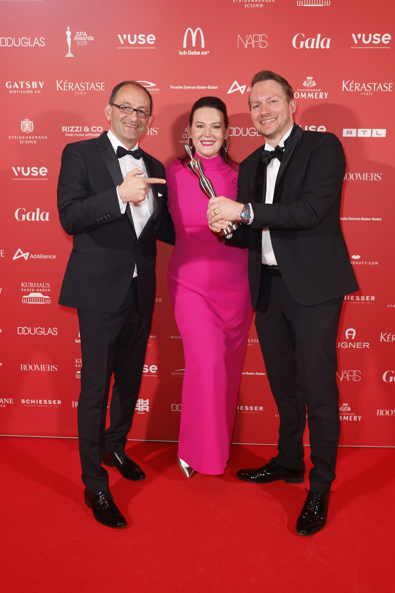 Preisverleihung der Spa Awards 2026: Laudator und Jury-Mitglied David Hauck (.), Ariane Grandel und Gabriel Duttler (r.) Foto: Gettyimages, IsaFoltin Franziska Krug und FabianFrühling