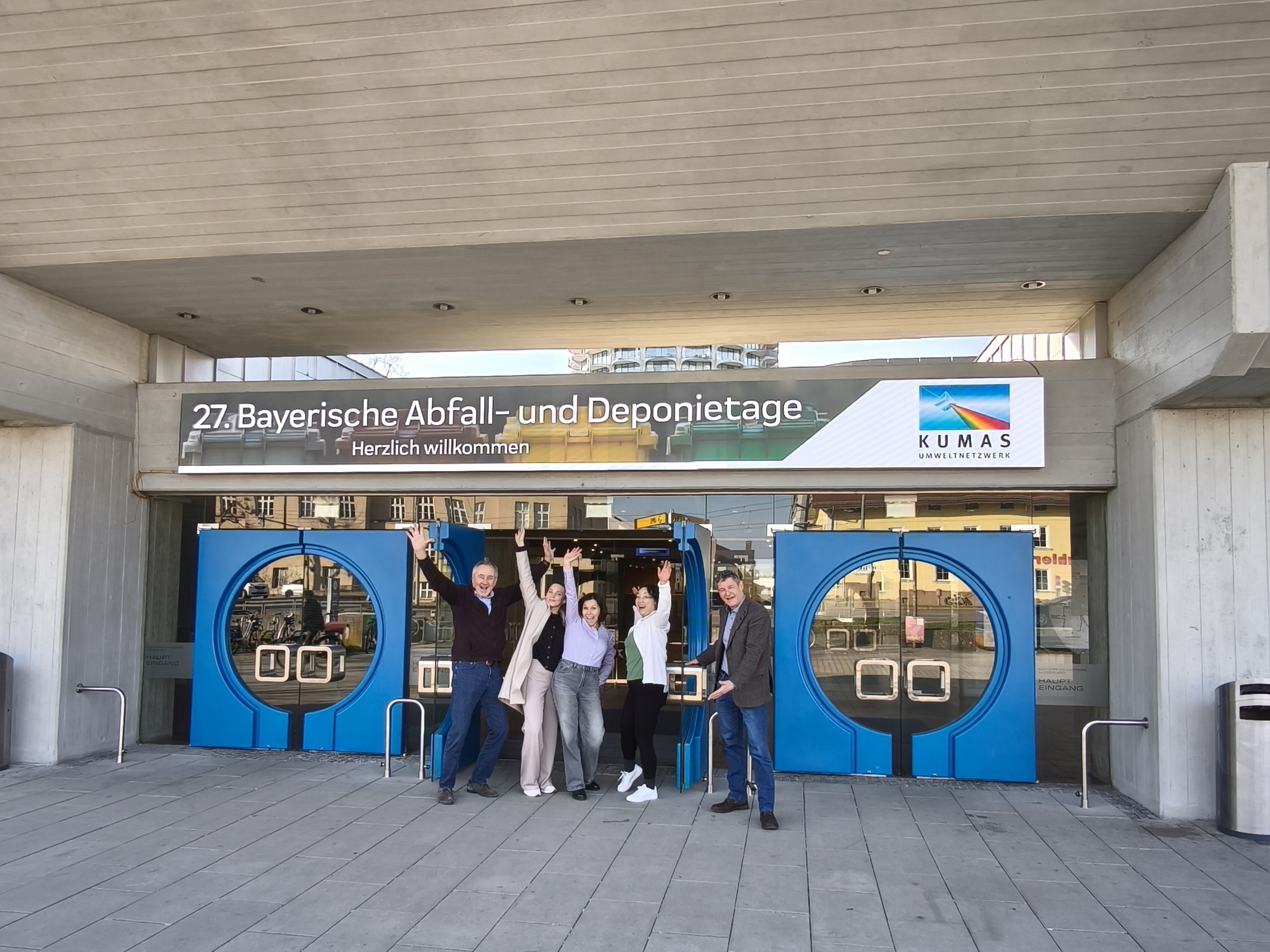 Die neue LED-Anzeige am Augsburger Kongress am Park. Foto: Kongress am Park/ Katharina Kraus