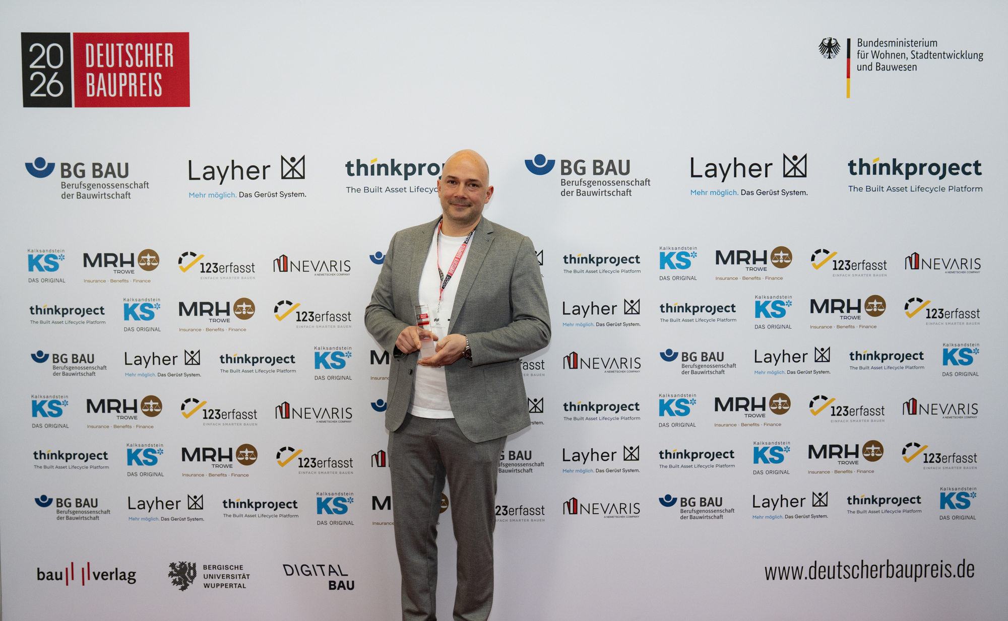 Matthias Reis, technischer Geschäftsführer der Ernst Höbel GmbH, mit dem Deutschen Baupreis 2026 in Händen. Foto: Ernst Höbel / Bauverlag BV GmbH