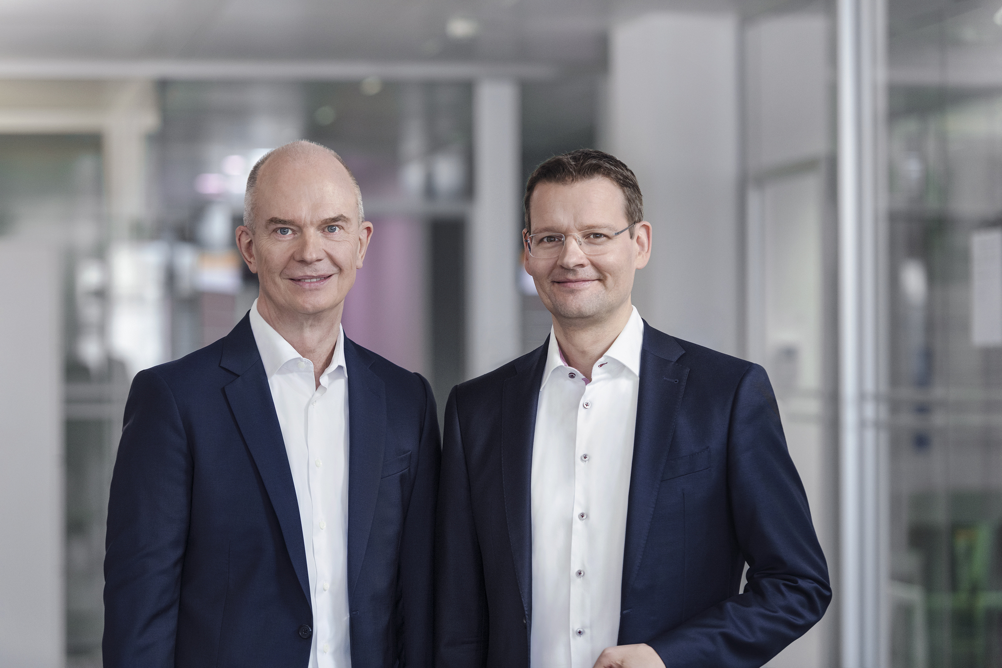 Dietrich Gemmel (l.) und Malte Sunderkötter führen als Vorstände die Lechwerke. Foto: LEW/ Rene Müller