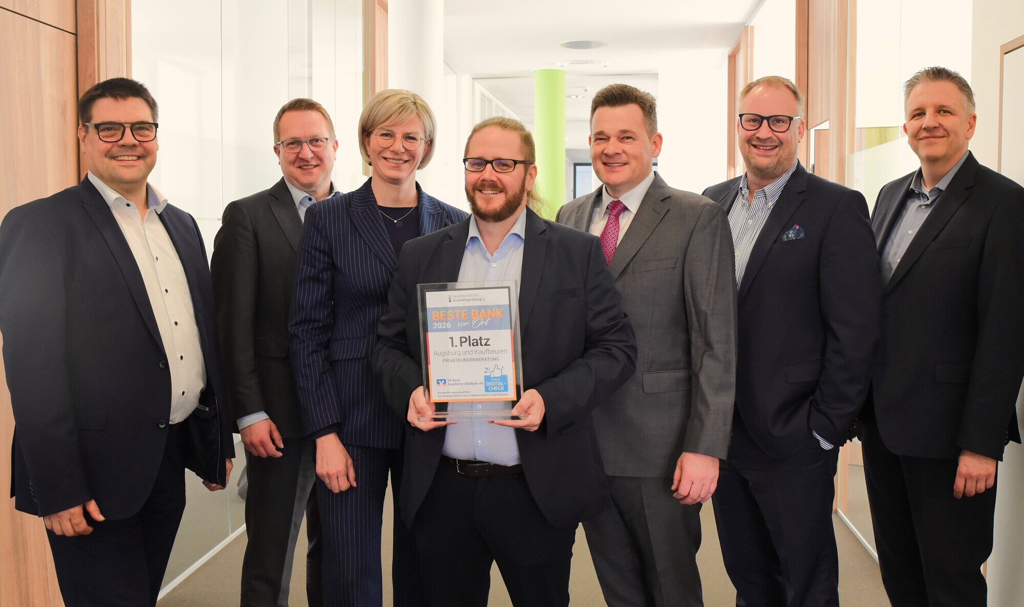 (v.l.n.r.): Thomas Erhardt (Bereichsleiter Privatkunden Ostallgäu), Dirk Grensemann (Bereichsleiter Privatkunden Augsburg), Sonj