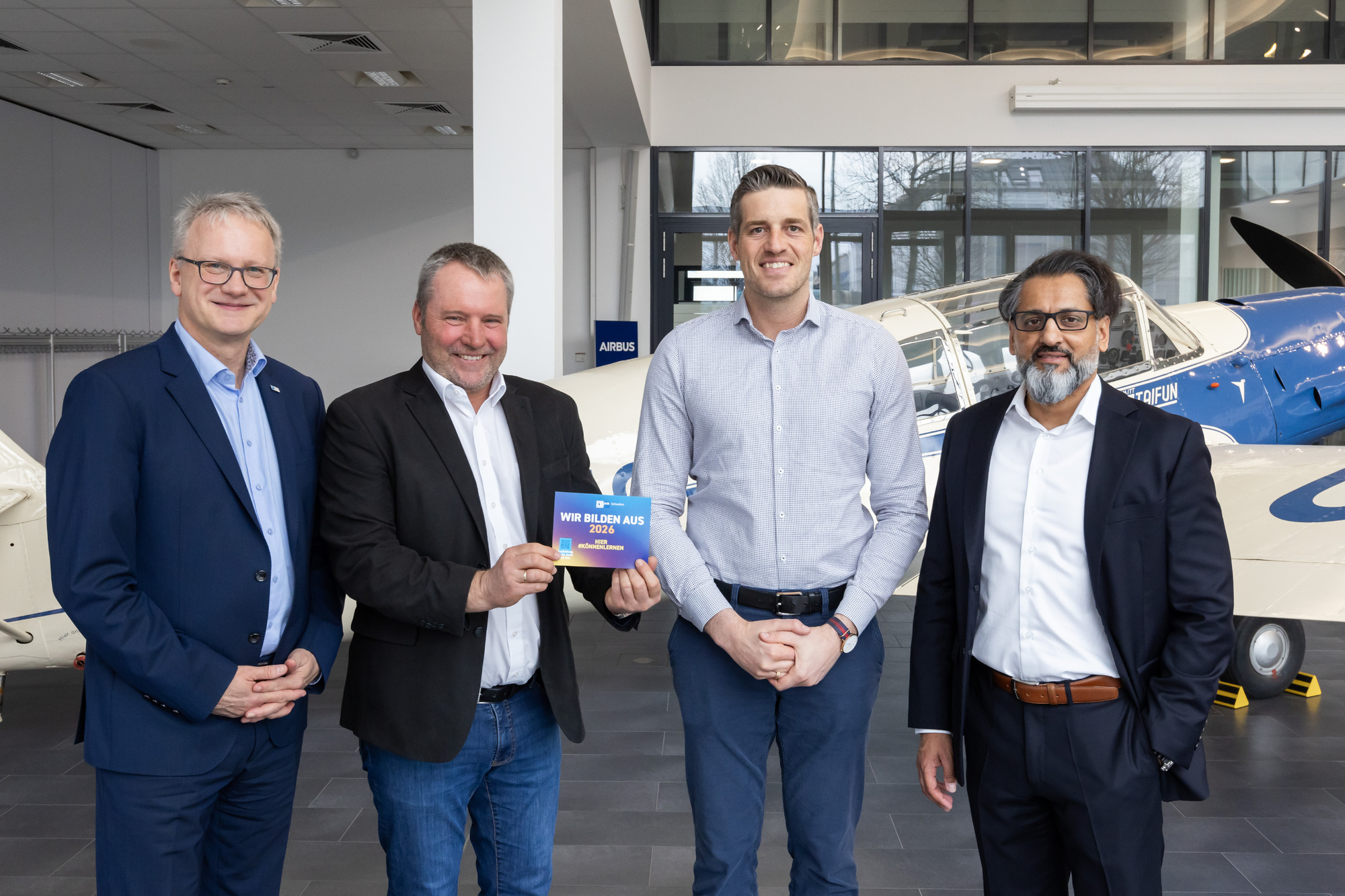 Jens Walter (IHK-Regionalgeschäftsführer), Michael May (Ausbildungsleiter), Michael Raba (Standortpersonalleiter), Saqib Raja (S