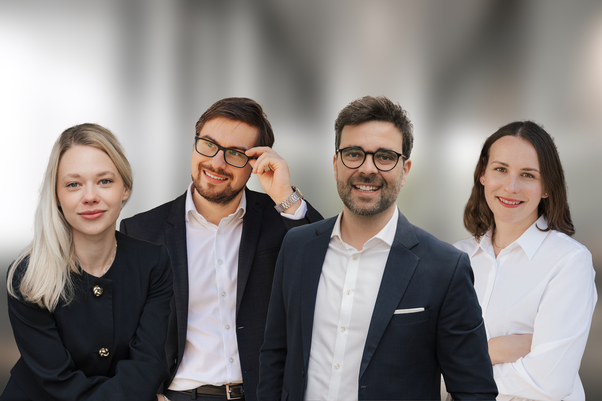 (v.l.n.r.): Johanna Kielwein, Rechtsanwältin für Arbeitsrecht, Dr. Daniel Miller, Rechtsanwalt für Gesellschaftsrecht, Marc Zimmermann, Rechtsanwalt für Gesellschaftsrecht und  Laura-Theresa Ebert, Rechtsanwältin für Gesellschaftsrecht. Foto: UP Rechtsanwälte