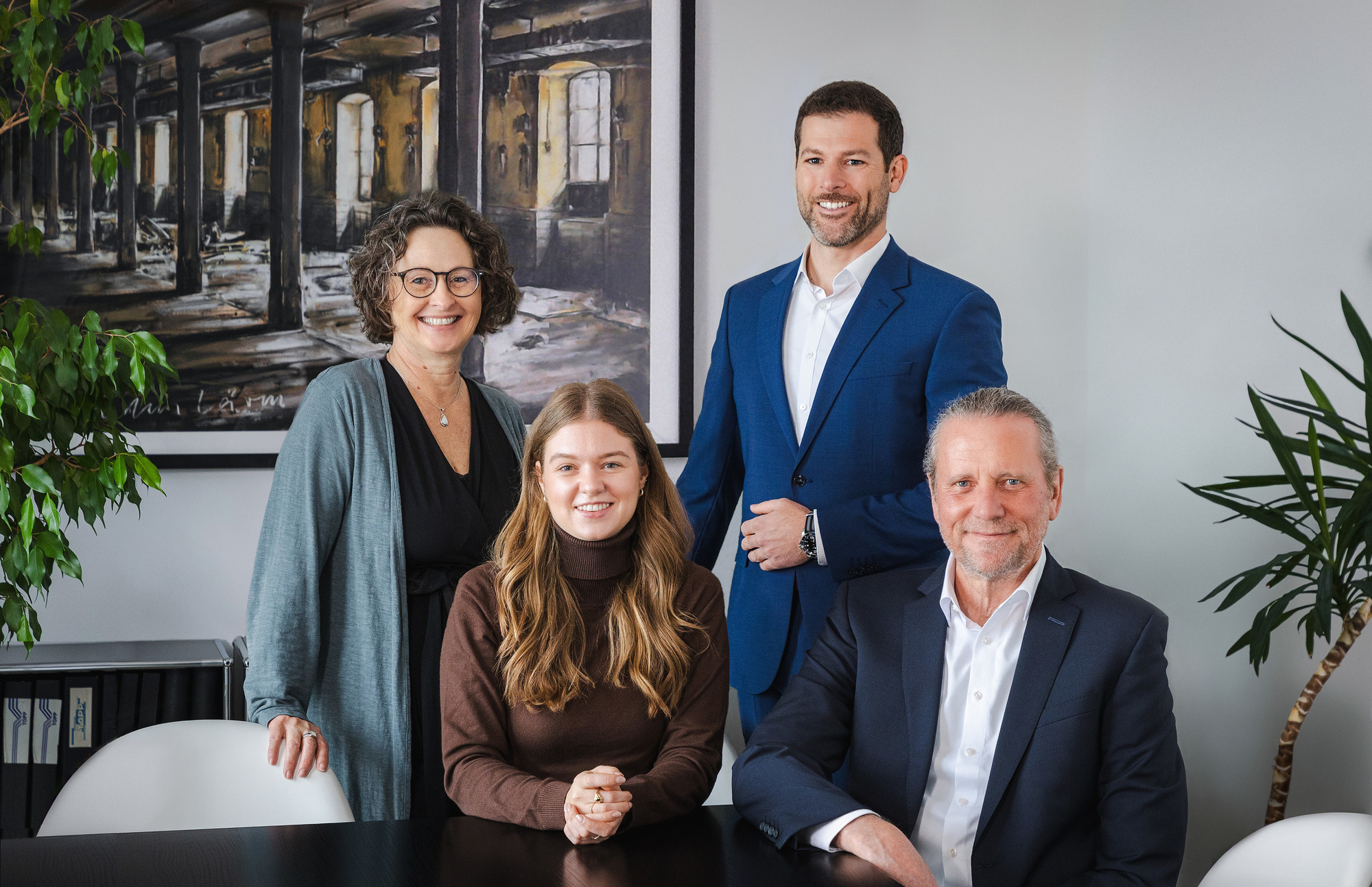 (v.l.n.r): Franziska Wölfle (Leitung Finanzen und Rechnungswesen), Ann-Kathrin Schönmetzler (Leitung Produktion, Qualitätsmanagement, Logistik und Versand), Alexander Bachmann (Leitung Strategie, Entwicklung, Einkauf, Marketing und Vertrieb), Jürgen Müller (Leitung Personal, Controlling und IT). Foto: Topp Textil GmbH