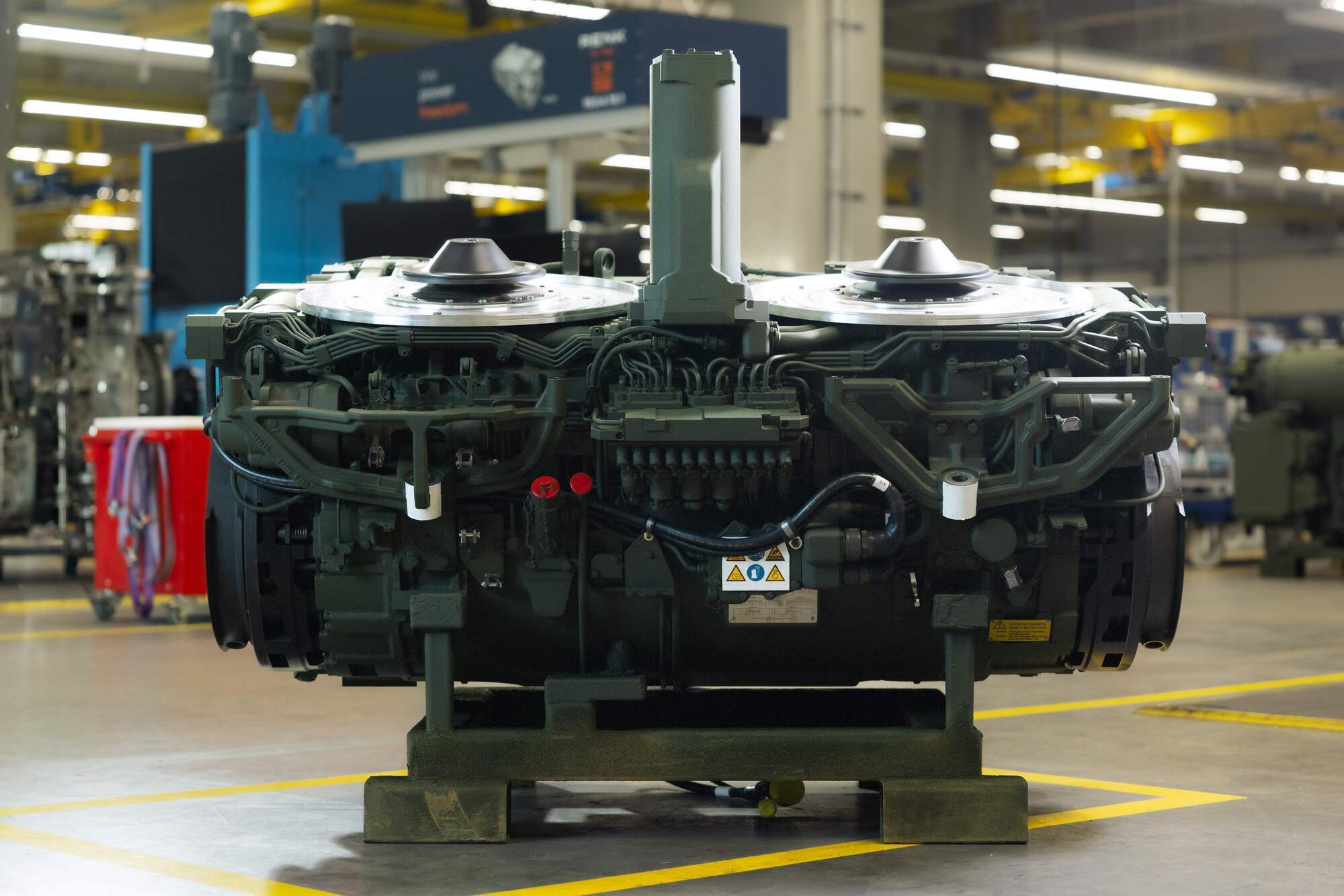 Das RENK Hydromechanische Schalt-, Wende- und Lenkgetriebe (HSWL) 295 ist ein leistungsstarkes, vollautomatisches Getriebe für moderne schwere Gefechtsfahrzeuge und steht für höchste Präzision, Zuverlässigkeit und Mobilität unter extremen Einsatzbedingungen. Foto: Philipp Riemann / RENK Group AG