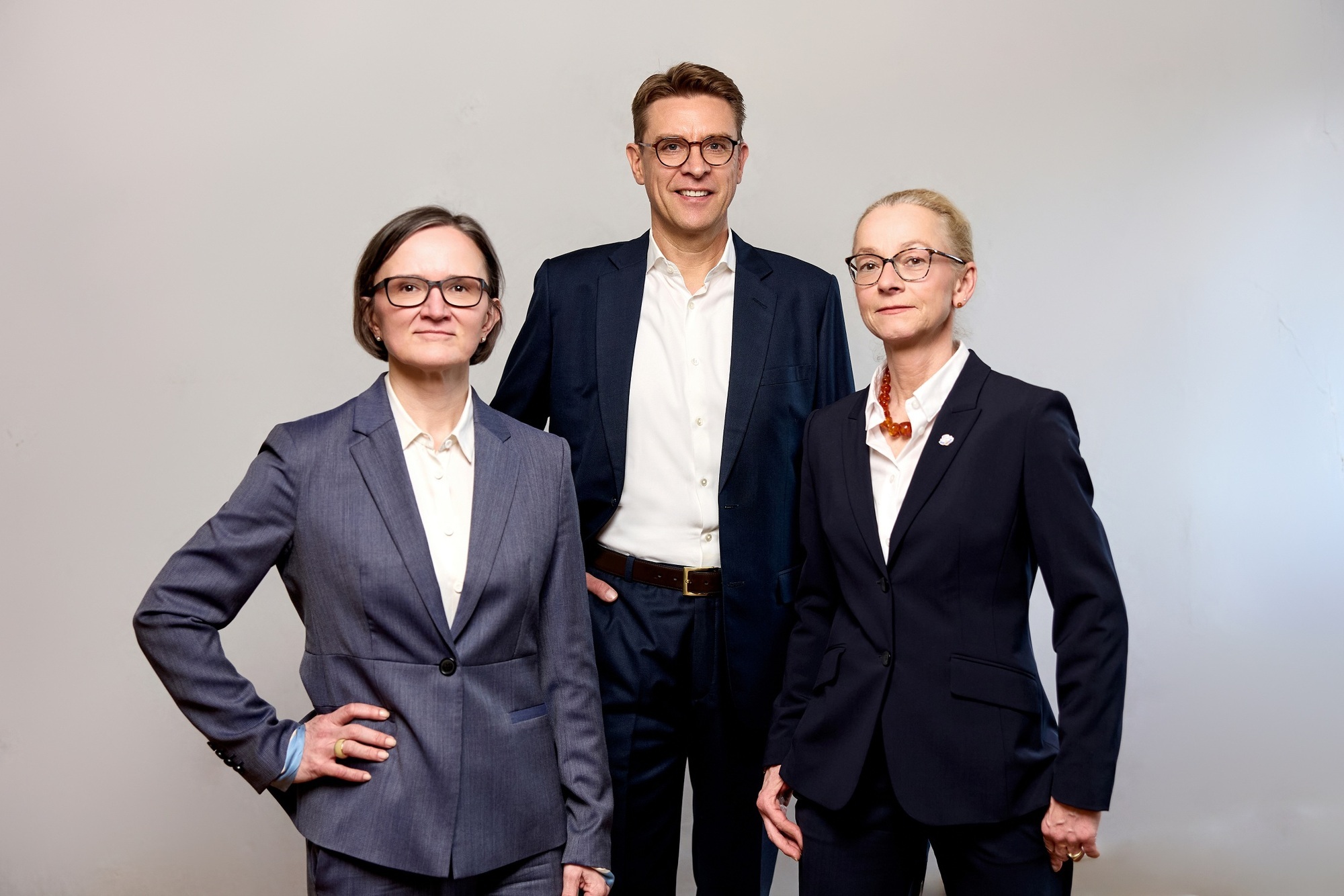 Die neue Geschäftsführung der Brauerei Oettinger: Dominika Steinberg (l.), Thilo R. Pomykala und Pia Kollmar (r.). Foto: Katja Mangold