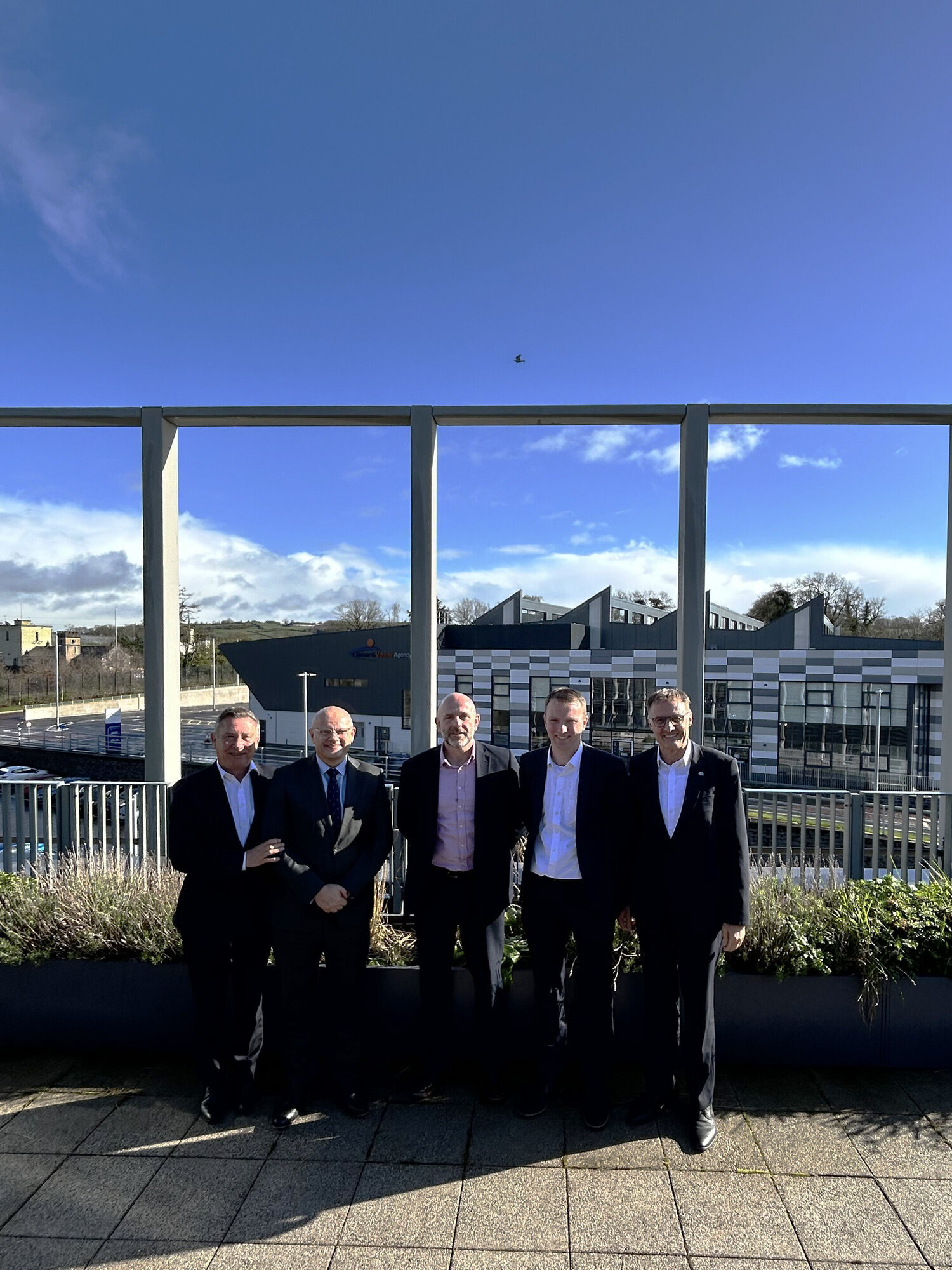 (v.l.n.r.): Bei der Jahresbesprechung mit der DVA im März 2026: Jürgen Werner (CSIO Maha), Pad Delaney (Director ofOperations DVA), Jeremy Logan (CEO DVA), Eoin Mallon (CEO Maha IRL) und Bernhard Rist (International Sales Project Manager Maha) Foto: Maha SE &amp; Co. KG