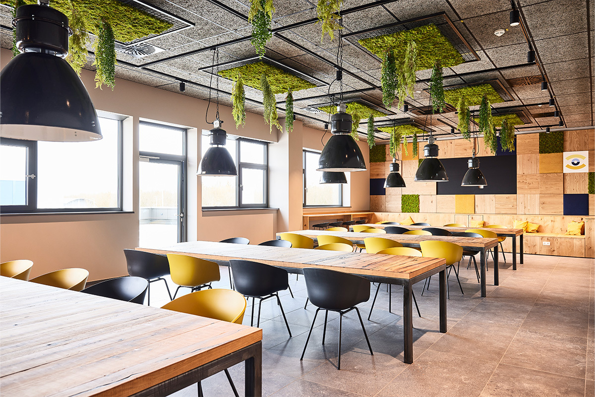 Die moderne Mensa bietet für alle Mitarbeitenden einen Ort der Begegnung und Erholung. Foto: Bauunternehmen bendl, Günzburg