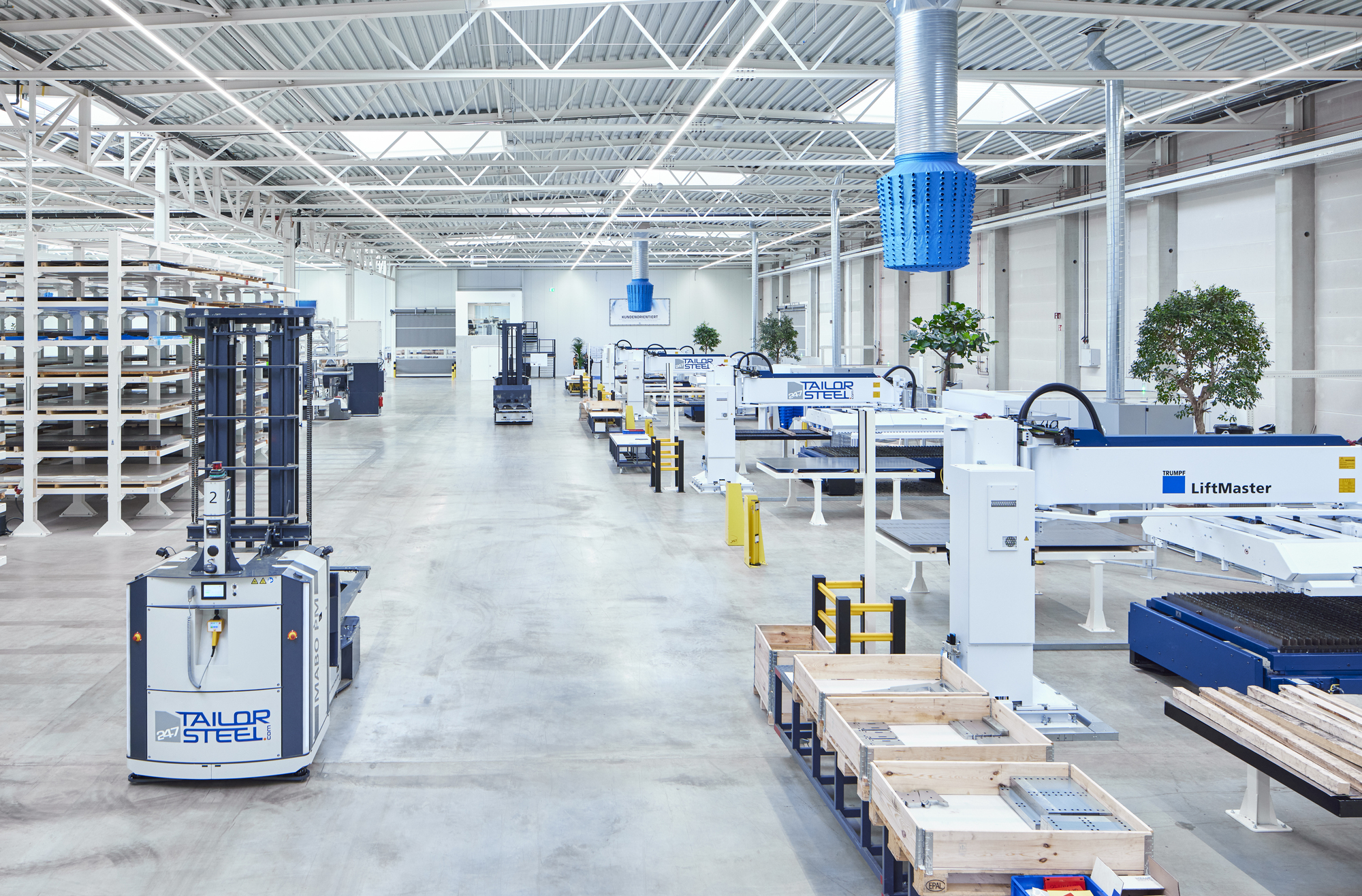 Mit über 80 Oberlichtern und einer hellen Innenraumgestaltung hat die hochmoderne Produktionsstätte von TailorSteel ein außergewöhnlich freundliches Ambiente. Foto: Bauunternehmen bendl, Günzburg