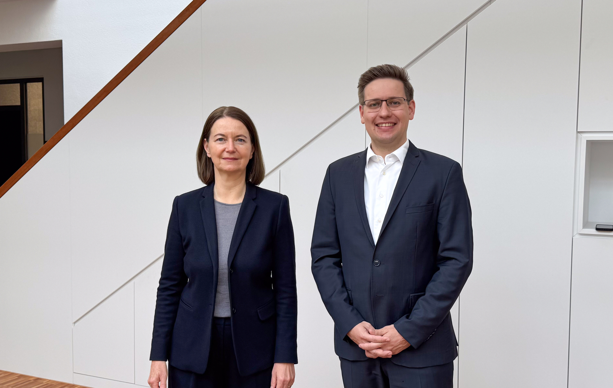 (v.l.n.r.): Barbara Gayer, Partnerin bei Sonntag, heißt Dr. Maximilian Trappmann als neuen Partner bei Sonntag herzlich willkommen. Foto: Kanzlei Sonntag