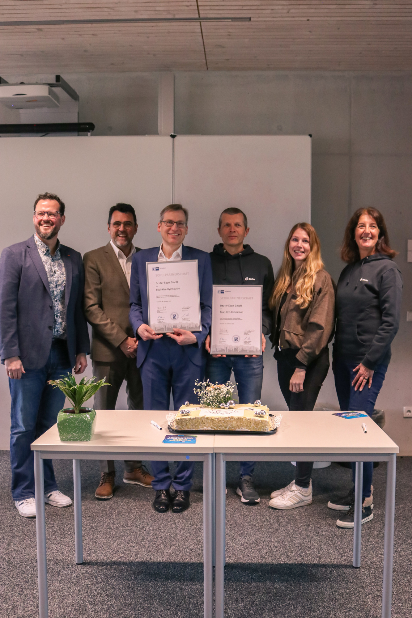 (v.l.n.r.): Sebastian Blum (Lehrer Paul-Klee-Gymnasium), Heinz Müller (IHK Schwaben), Christian Engel (Schulleiter Paul-Klee-Gymnasium), Cäcilia Gindhart (Ausbildungsleiterin Deuter) und Angela Vögele (Pressesprecherin Deuter). Foto: Deuter Sport GmbH