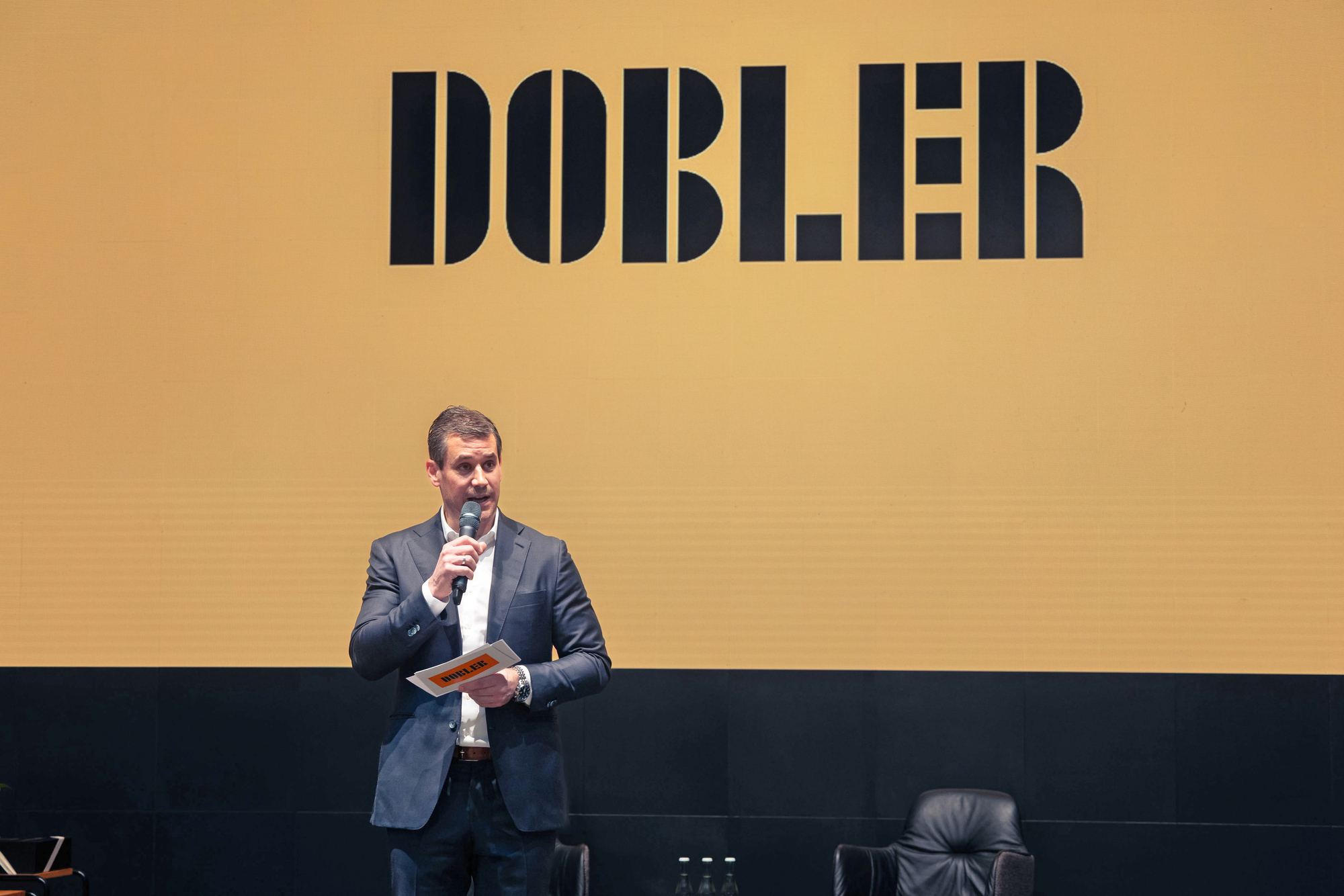 Geschäftsleiter Peter Leo Dobler bei der Begrüßung in Kaufbeuren. Foto: Gorilla Media