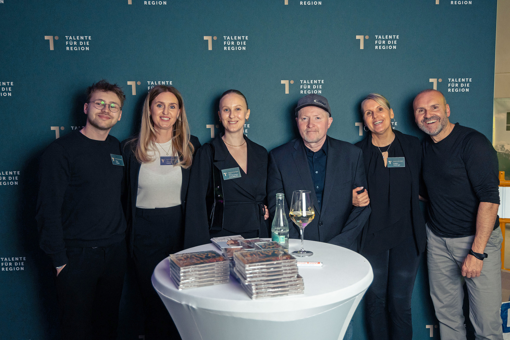 Mit Joey Kelly (3. v. r.) organisierte der Gründer von „Talente für die Region" Christian Gebler (1. v. r.) ein musikalisches Highlight. Foto: Gorilla Media