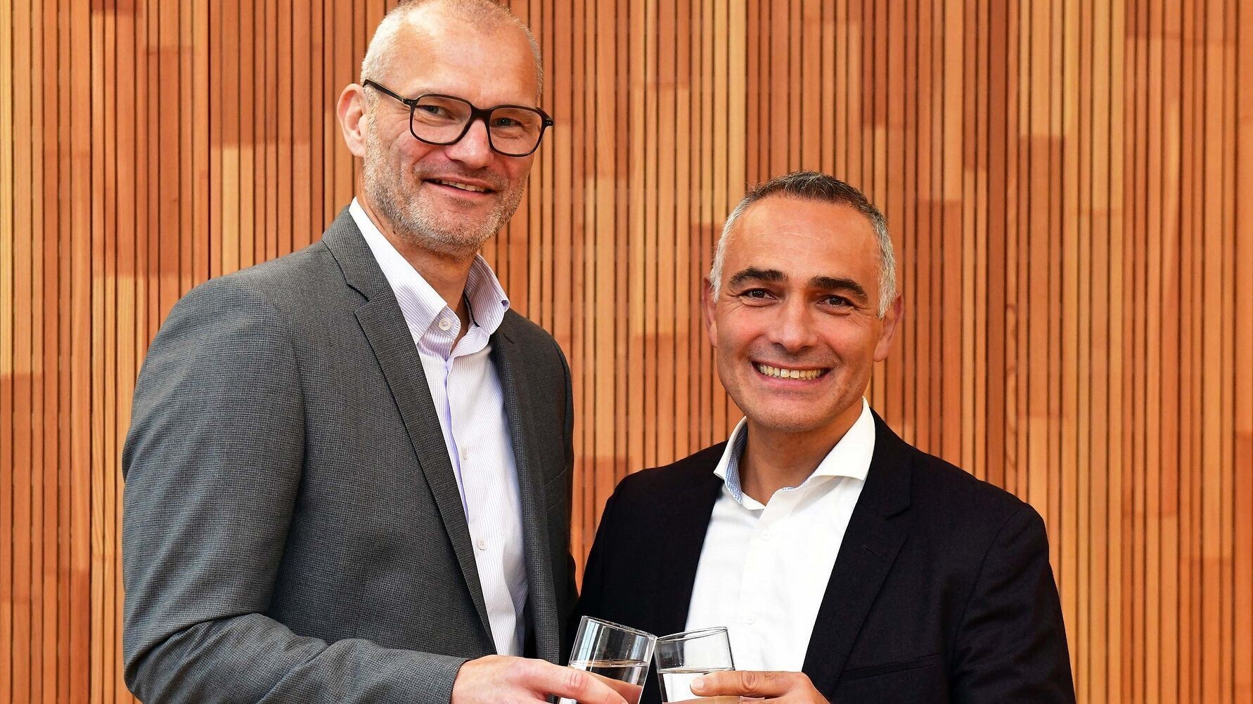 Stoßen auf die Gründung der neuen Dienstleistungsgesellschaft schwaben wasser an: die beiden Geschäftsführer Christian Rose (li.) und Nihat Anaç. Foto: swa / Thomas Hosemann