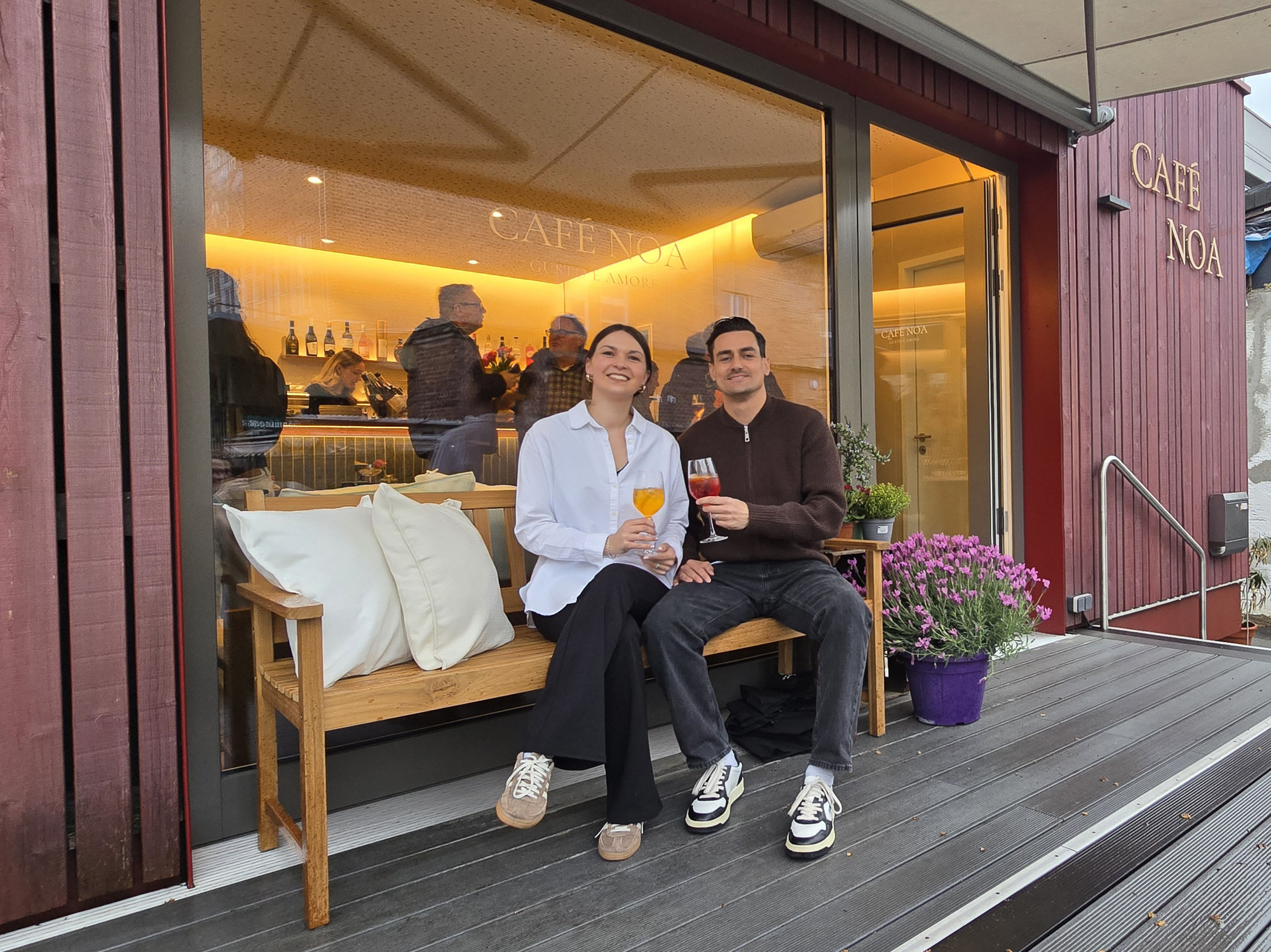 Julia und Marco Talarico vor ihrem Café Noa