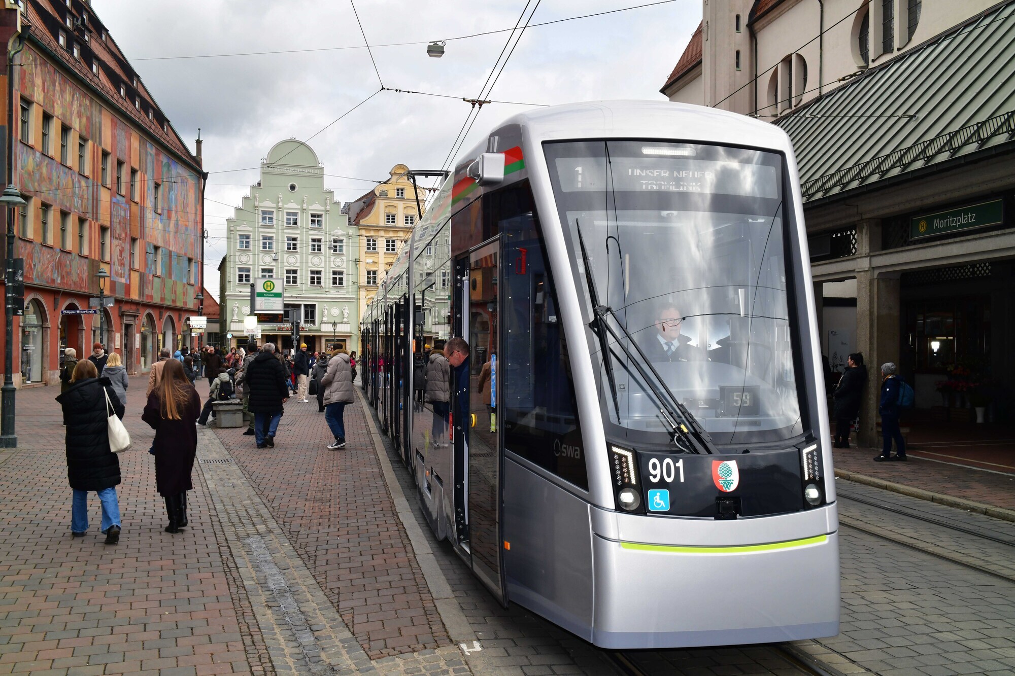 Am 13. April war die Tramlink erstmals im Fahrgastbetrieb unterwegs. Den Rest des Tages wurden die rund 300 Straßenbahnfahrerinn