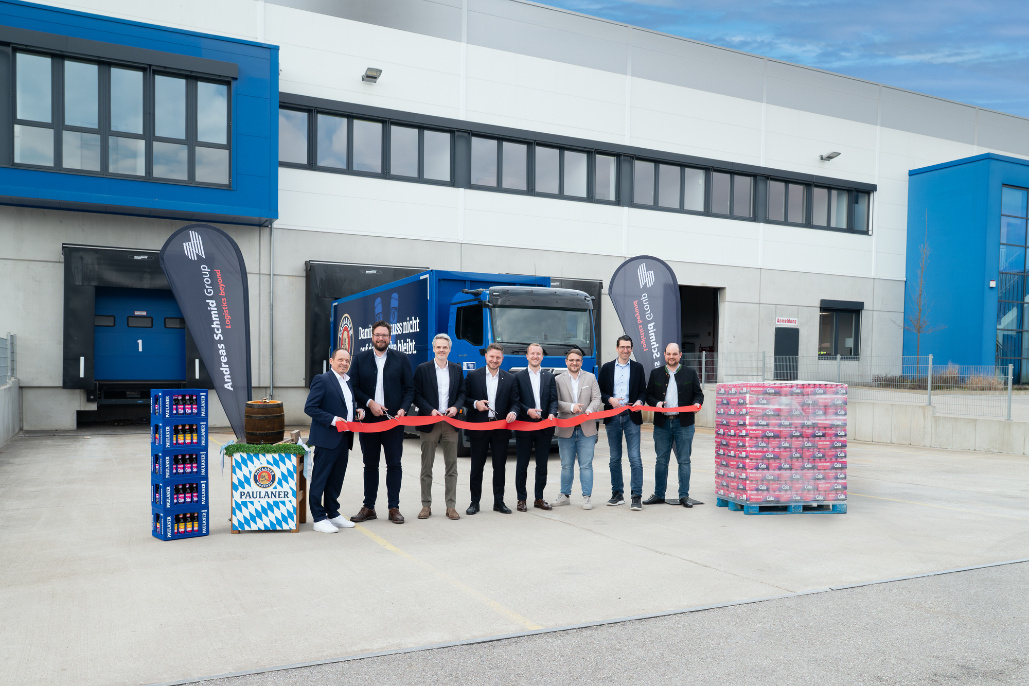 Von links: Christian Eckel, Alexander Florian Schneider, Alexander Ritter, Thomas Schledorn, Kevin Kolb, Alexander Haugg, Dominik Huber und Matthias Genthe eröffnen feierlich das neue Logistikcenter für die Paulaner Brauerei Gruppe. Foto: Andreas Schmid Group