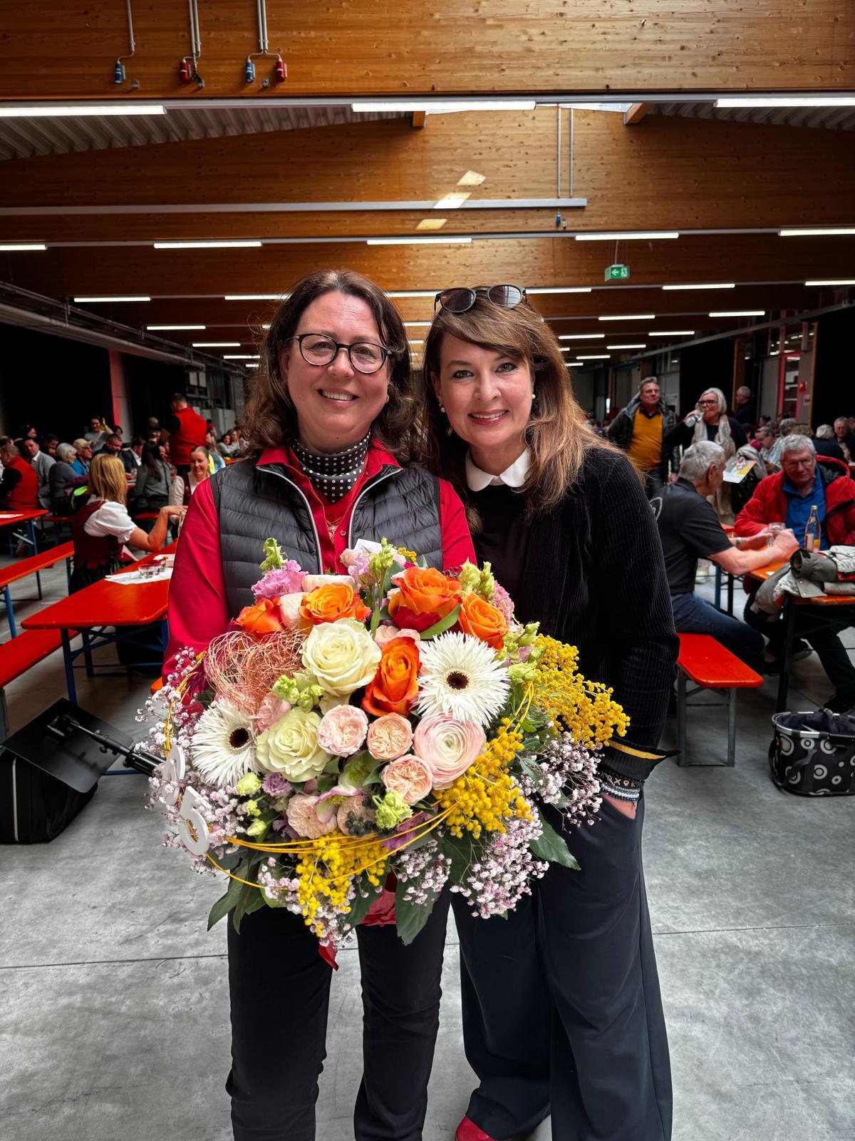 (v.l.n.r.): Geschäftsführerin Miriam Albrecht mit der Bürgermeisterin von Rettenbach Sandra Dietrich Kast. Foto: Reflexa