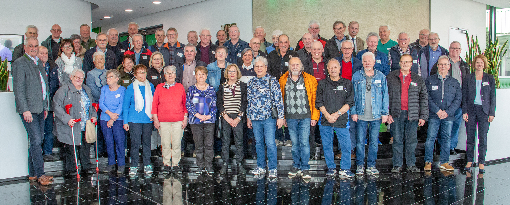 Ein Wiedersehen voller Erinnerungen, Austausch und Verbundenheit: Die Teilnehmerinnen und Teilnehmer des Grünbeck-Rentnernachmittags 2026 gemeinsam mit Personalleiterin Sandra Stricker (rechts) sowie dem Betriebsratsvorsitzenden Wilhelm Mair (links). Foto: Grünbeck AG