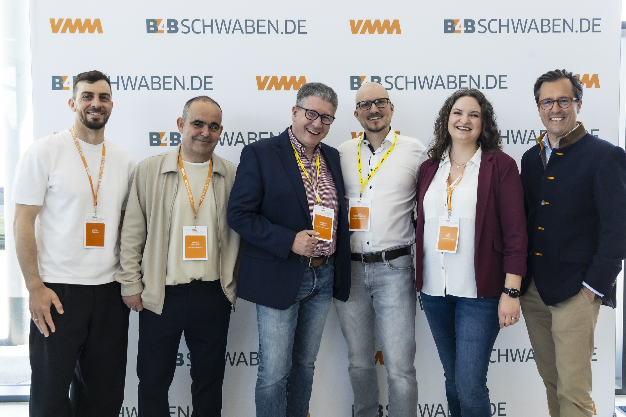Das 23. VMM Mittelstandsfrühstück (von links): Sideris Tasiadis, Olympia-Kanute, Andres Santiago, Geschäftsführer VMM Medienagentur, Winfried Busch, CEO AraCom IT Services GmbH, ,  Kai Rüschenbaum, Entwicklungsleiter &amp; AI Lead AraCom Software Solutions GmbH, Moderatorin Lisa Graf und Sebastian Priller-Riegele, Geschäftsführer der Riegele BierManufaktur. Foto: B4BSCHWABEN.de